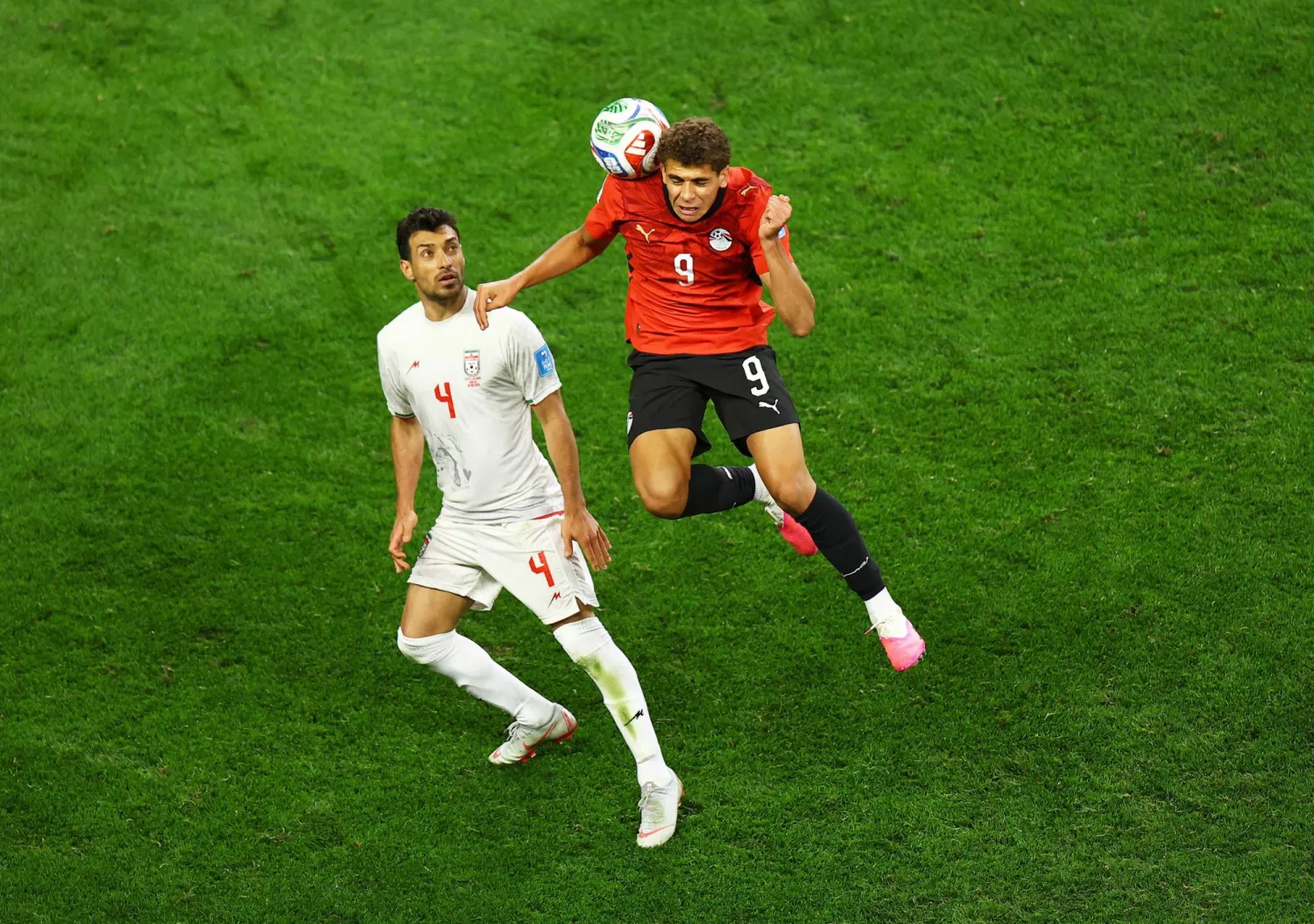 الإيراني شجاع خليل زاده في مواجهة مع اللاعب المصري حمزة عبد الكريم (رويترز)