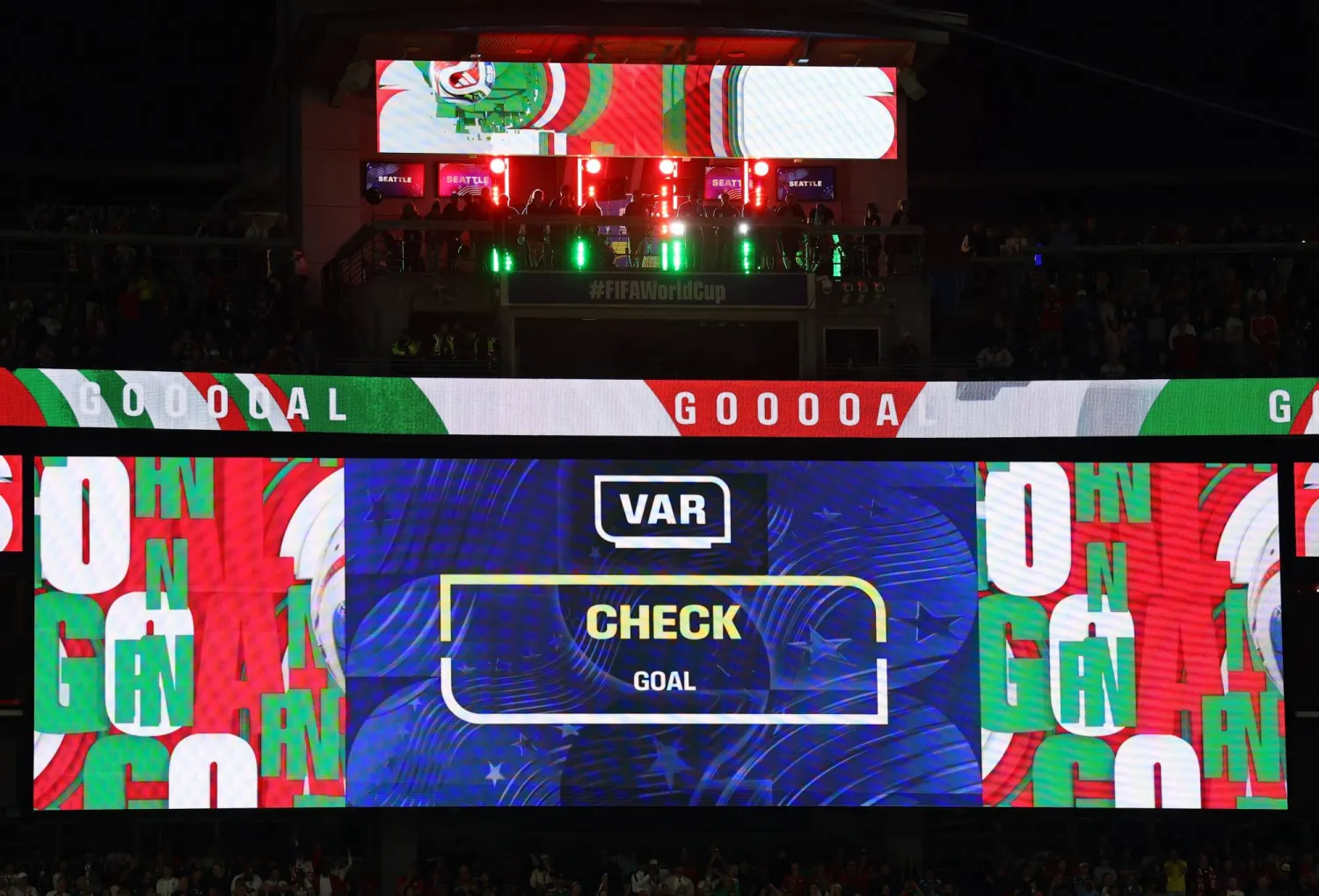 شاشة الملعب تعرض رسالة مراجعة تقنية حكم الفيديو المساعد (VAR) قبل إلغاء هدف اللاعب الإيراني شجاع خليل زاده (رويترز)