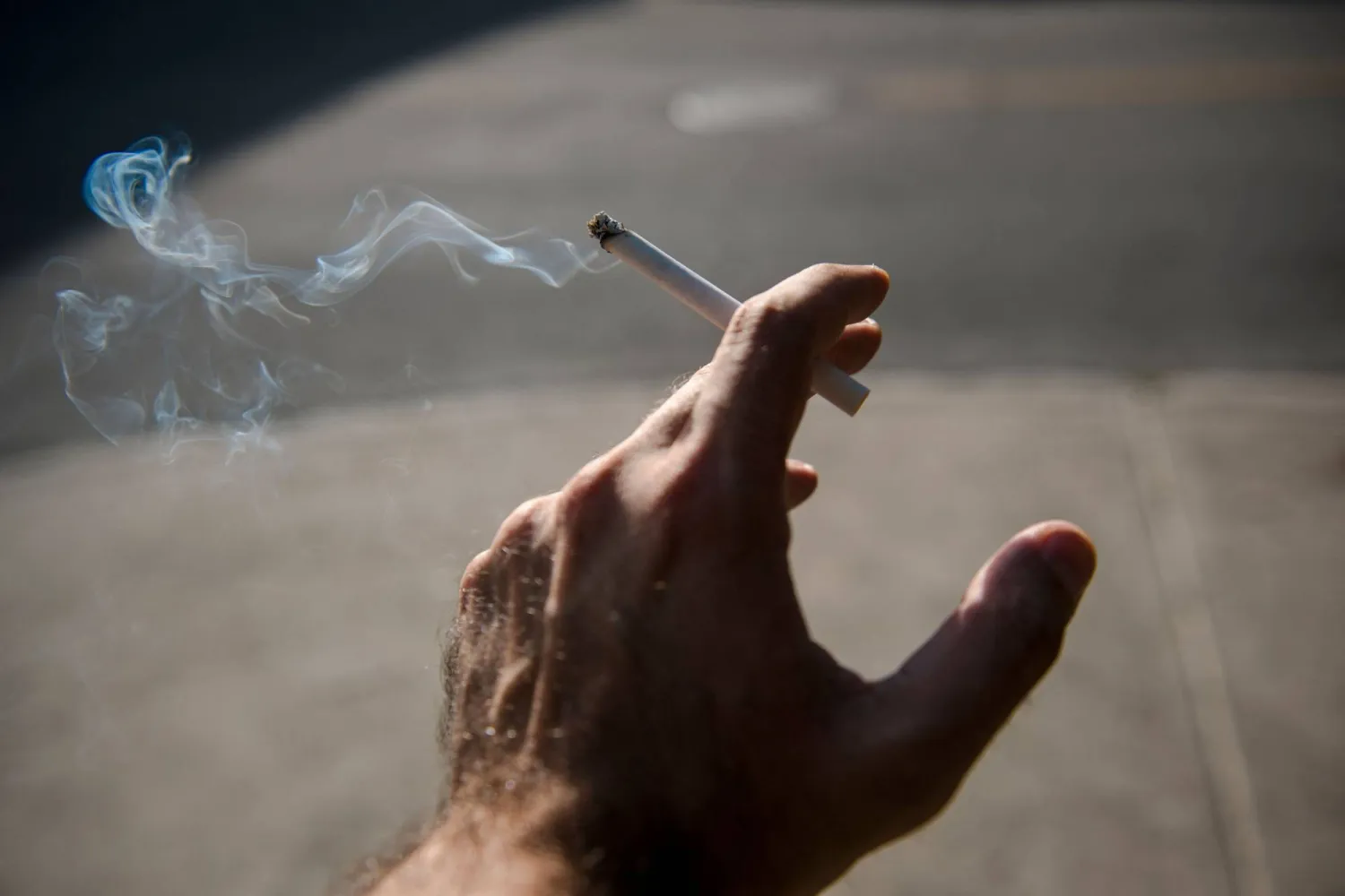 أظهرت البيانات أن التحول إلى منتجات النيكوتين البديلة ينطوي على زيادة ثابتة بنسبة 7 في المائة في خطر الإصابة بأمراض العيون الخطيرة (أ.ف.ب)