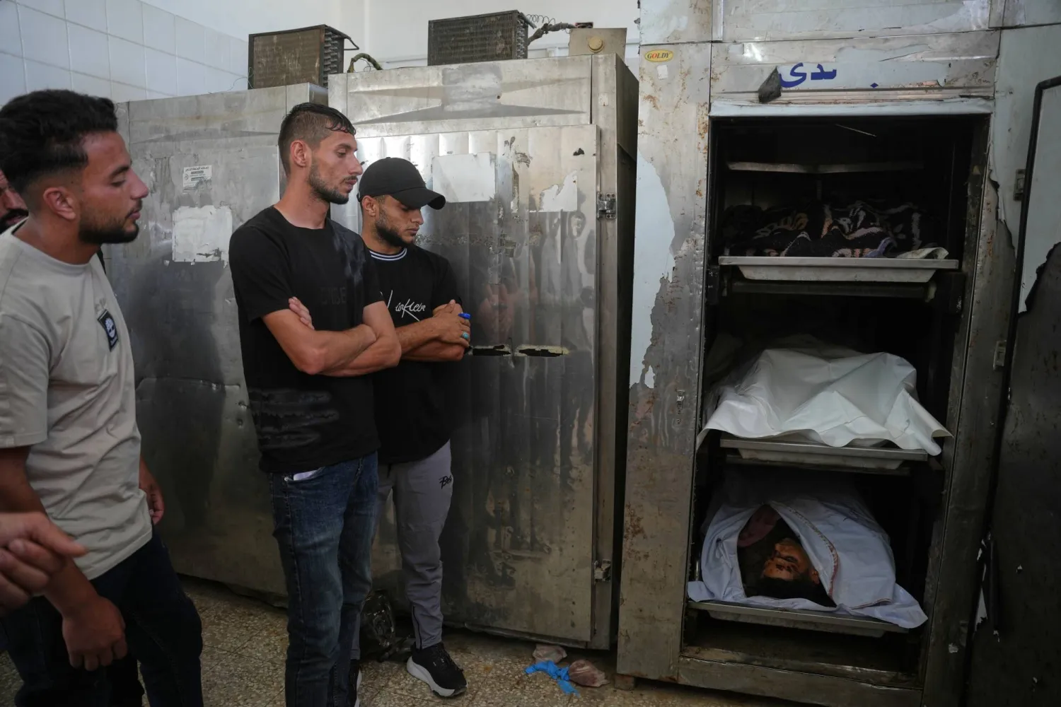 لقي المشيعون النظرة الأخيرة على جثامين رجال فلسطينيين قُتلوا في غارة جوية إسرائيلية على مخيم المغازي للاجئين أمس (الجمعة) وذلك خلال جنازتهم في دير البلح - قطاع غزة (أ.ب)