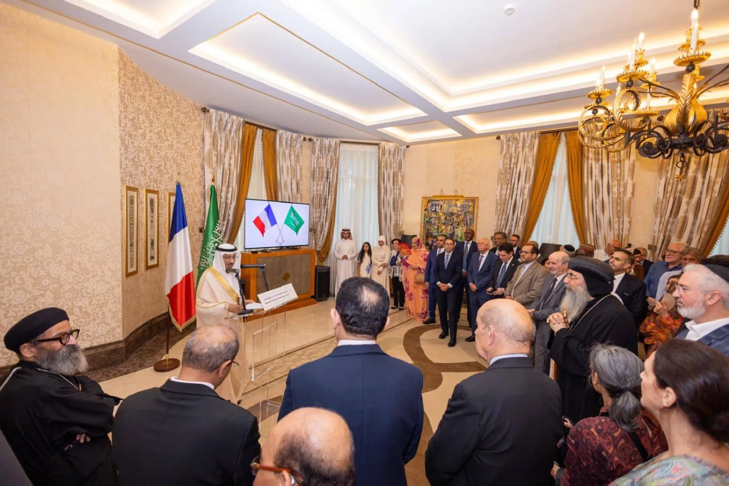 السفير السعودي في باريس فهد الرويلي يلقي كلمة في دار السفارة بمناسبة انتهاء مهمته (الشرق الأوسط)