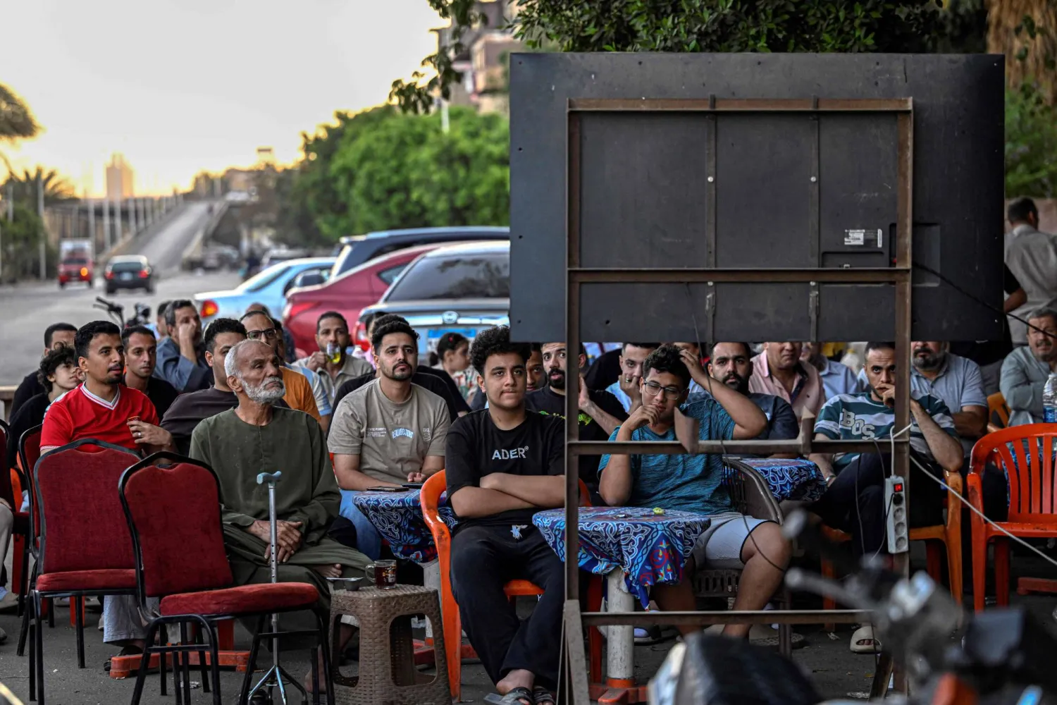 مصريون يتابعون مباراة «الفراعنة» أمام إيران بالقاهرة (أ.ف.ب)