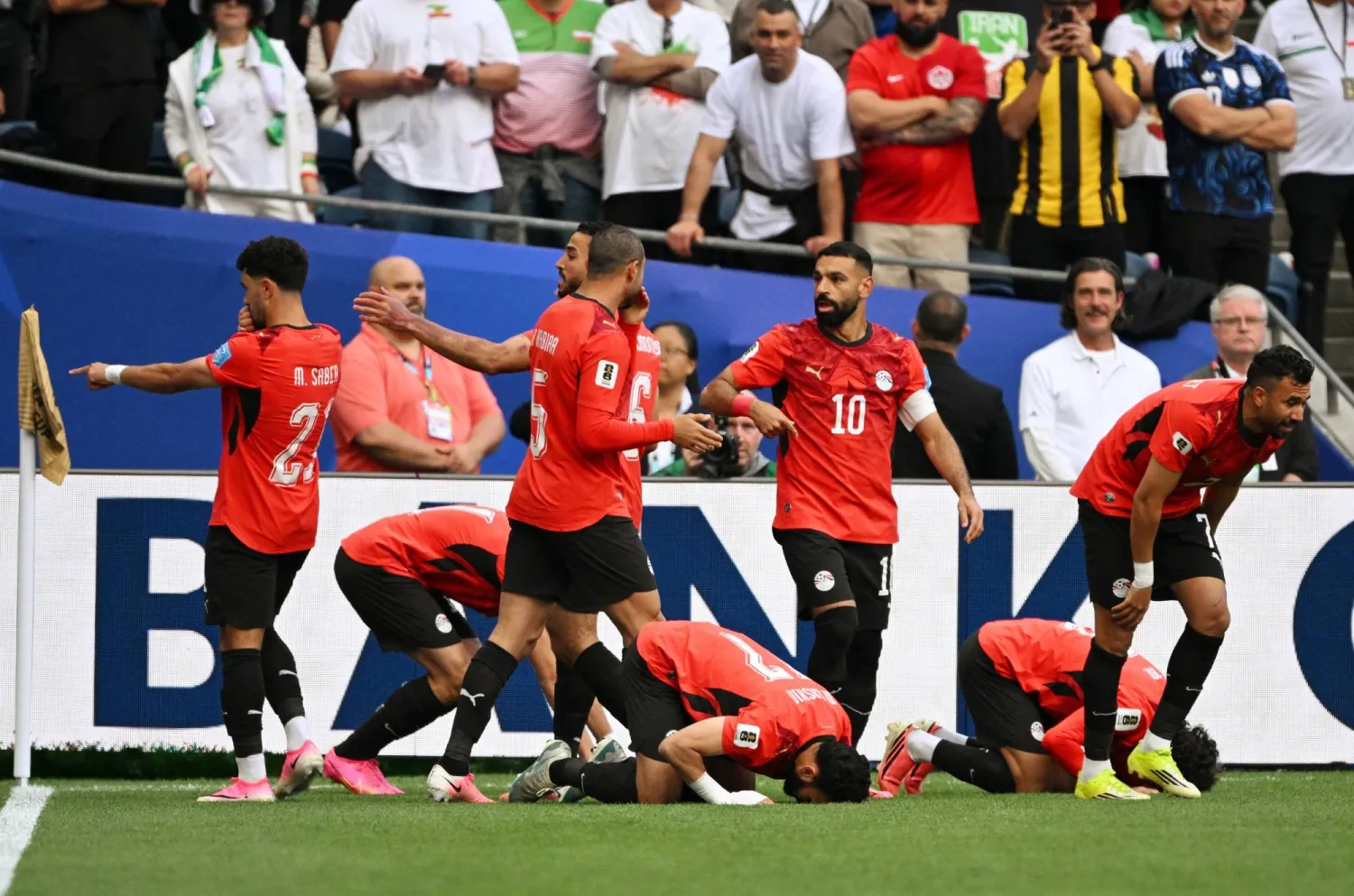 لاعبو مصر يحتفلون بهدفهم أمام إيران (رويترز)