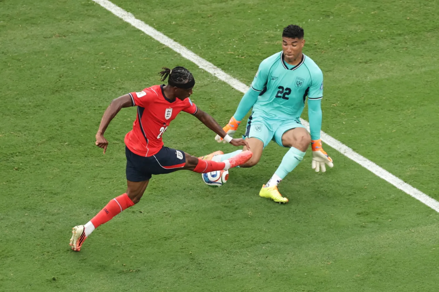 حارس مرمى بنما أورلاندو موسكيرا يتصدى لتسديدة لاعب إنجلترا نوني مادويكي (أ.ب) 