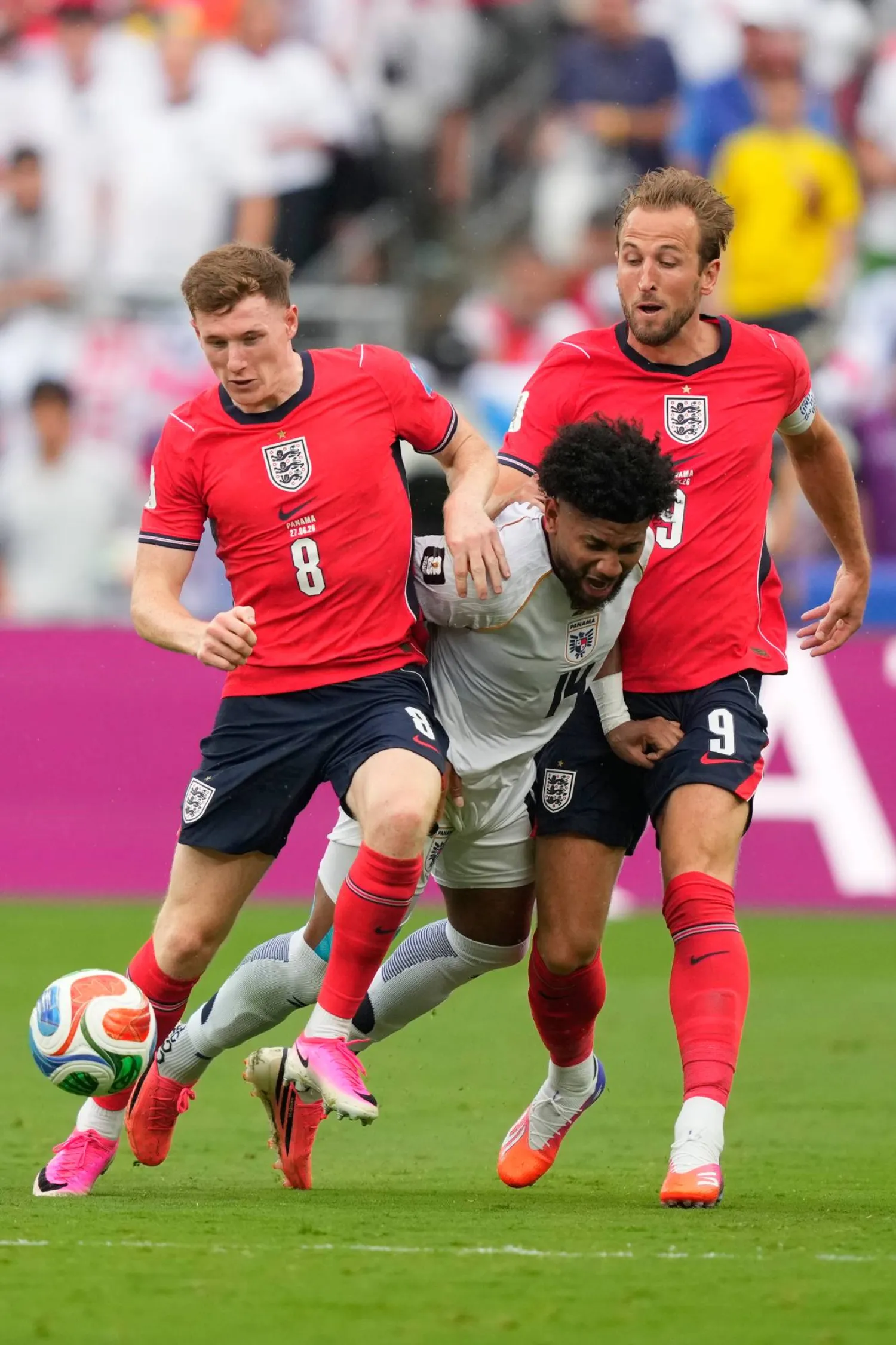 لاعب بنما ومحاولة عبور لم يكتب لها النجاح (أ.ب) 