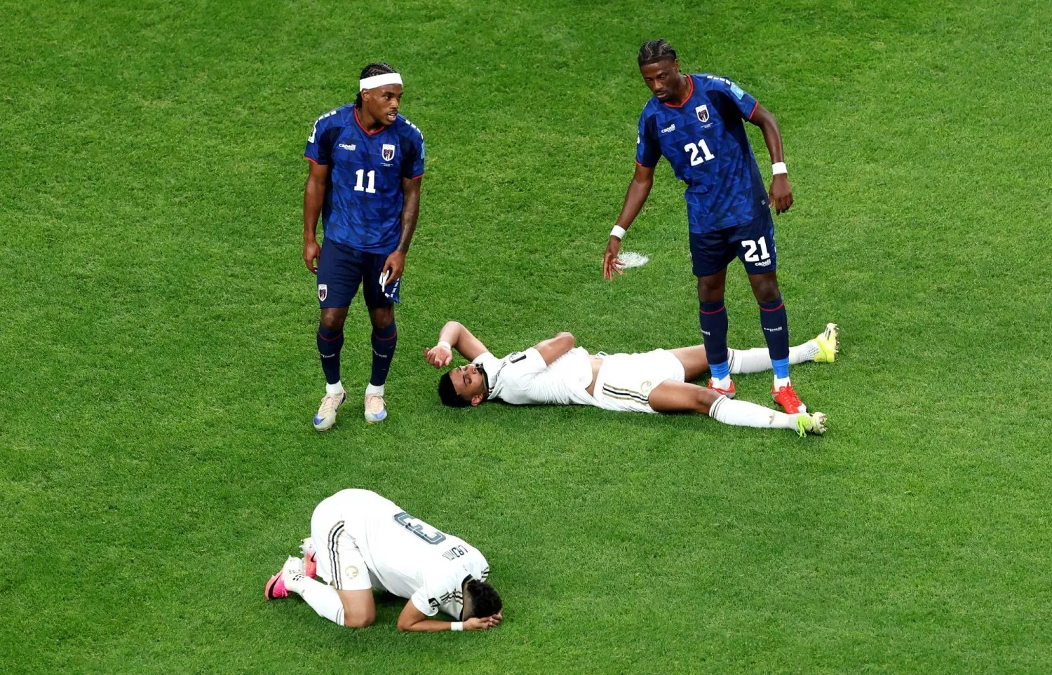 الحسرة بادية على لاعبي المنتخب السعودي (أ.ف.ب)