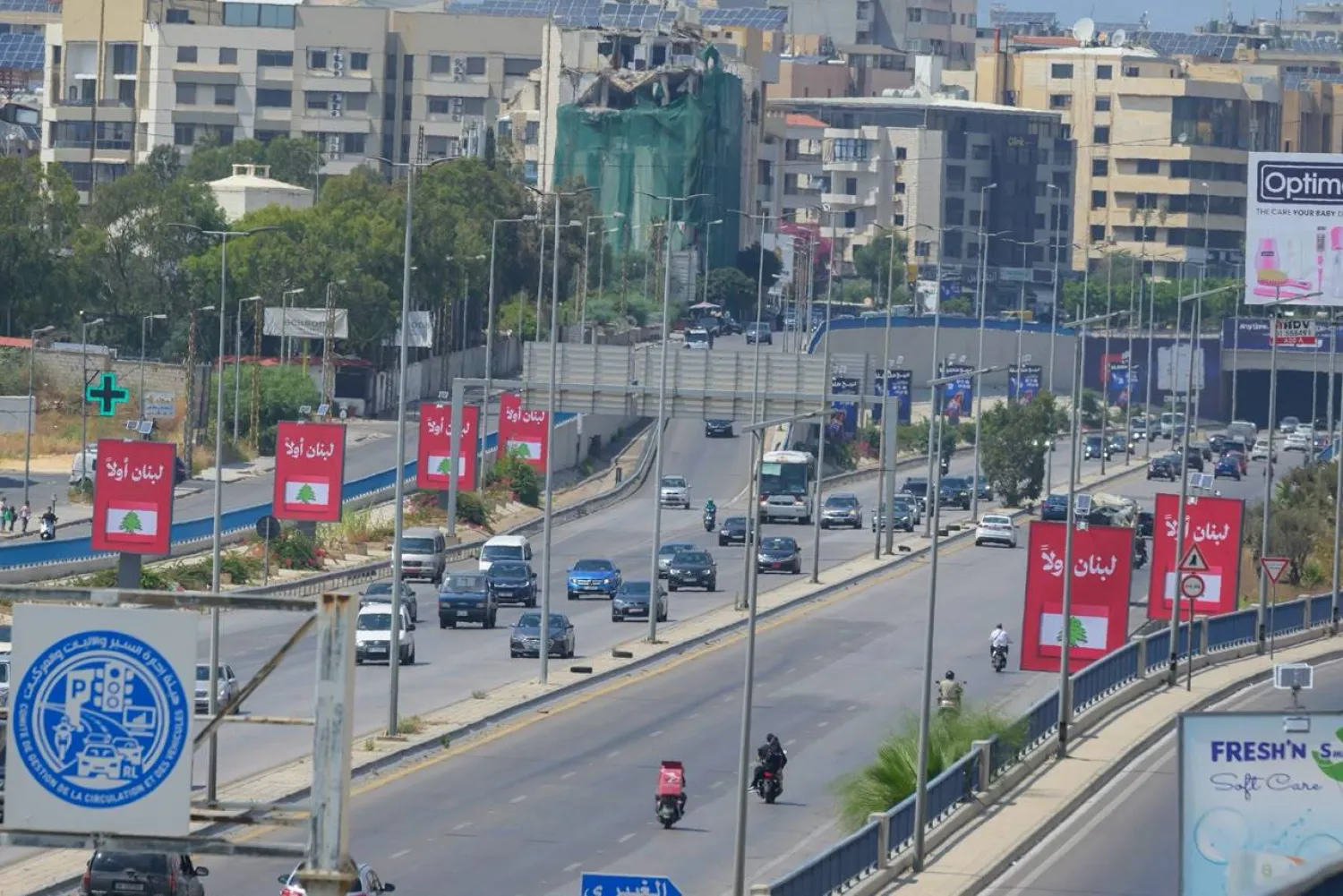 لافتات تحمل شعار «لبنان أولاً» مرفوعة على طريق المطار باتجاه الجنوب (الشرق الأوسط)