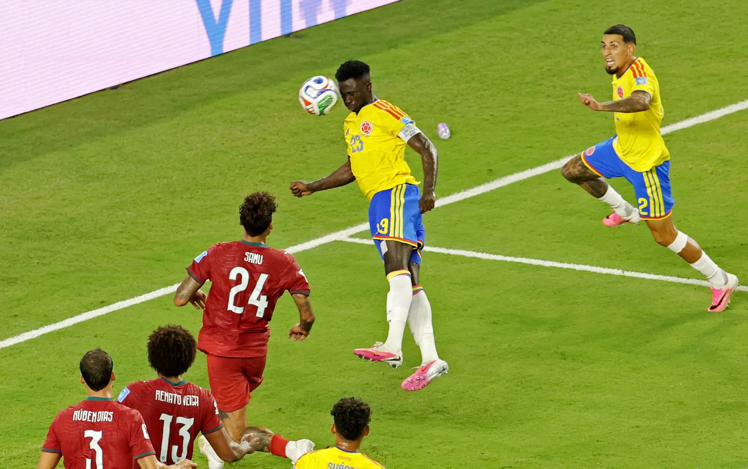  سانشيز (لاعب كولومبيا) يسجل هدفاً يُلغى بداعي التسلل (رويترز) 