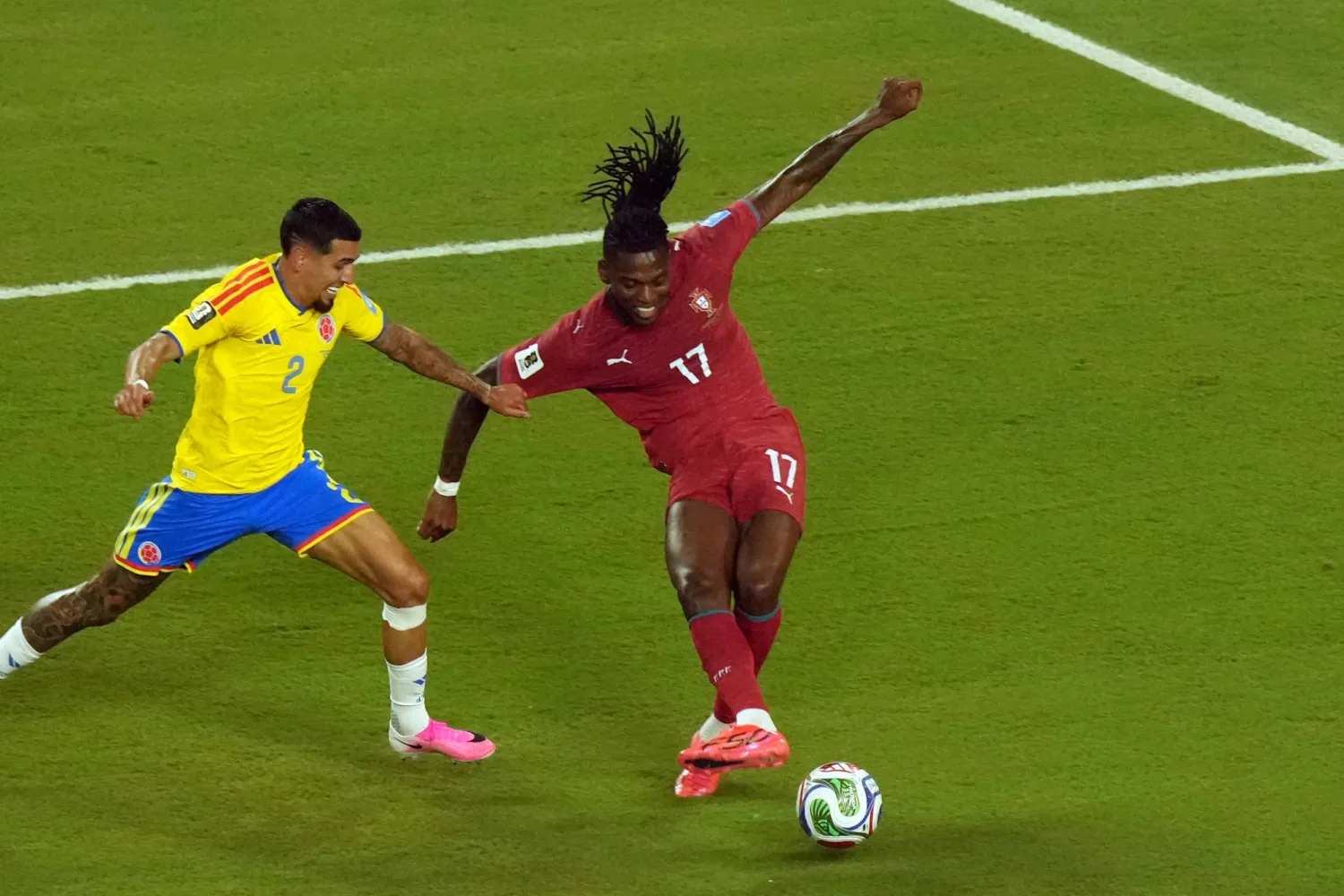 لياو مهاجم البرتغال ينجح في العبور (أ.ب) 