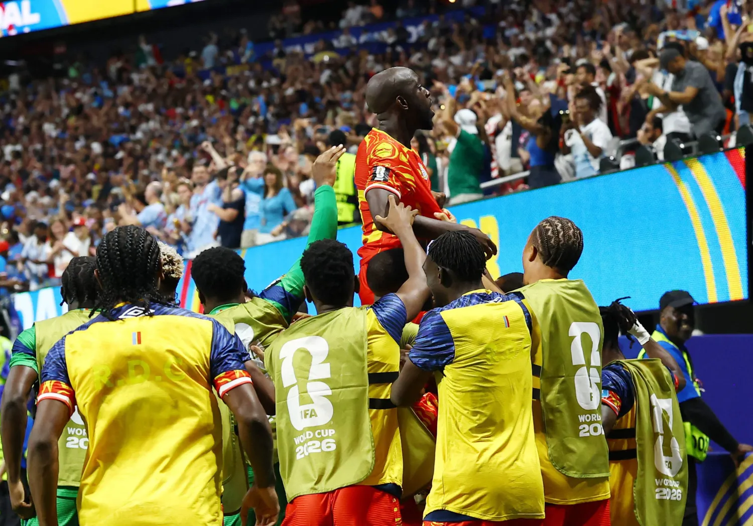 لاعب الكونغو يوان ويسا يحتفل بتسجيل الهدف الثالث مع زملائه (رويترز)
