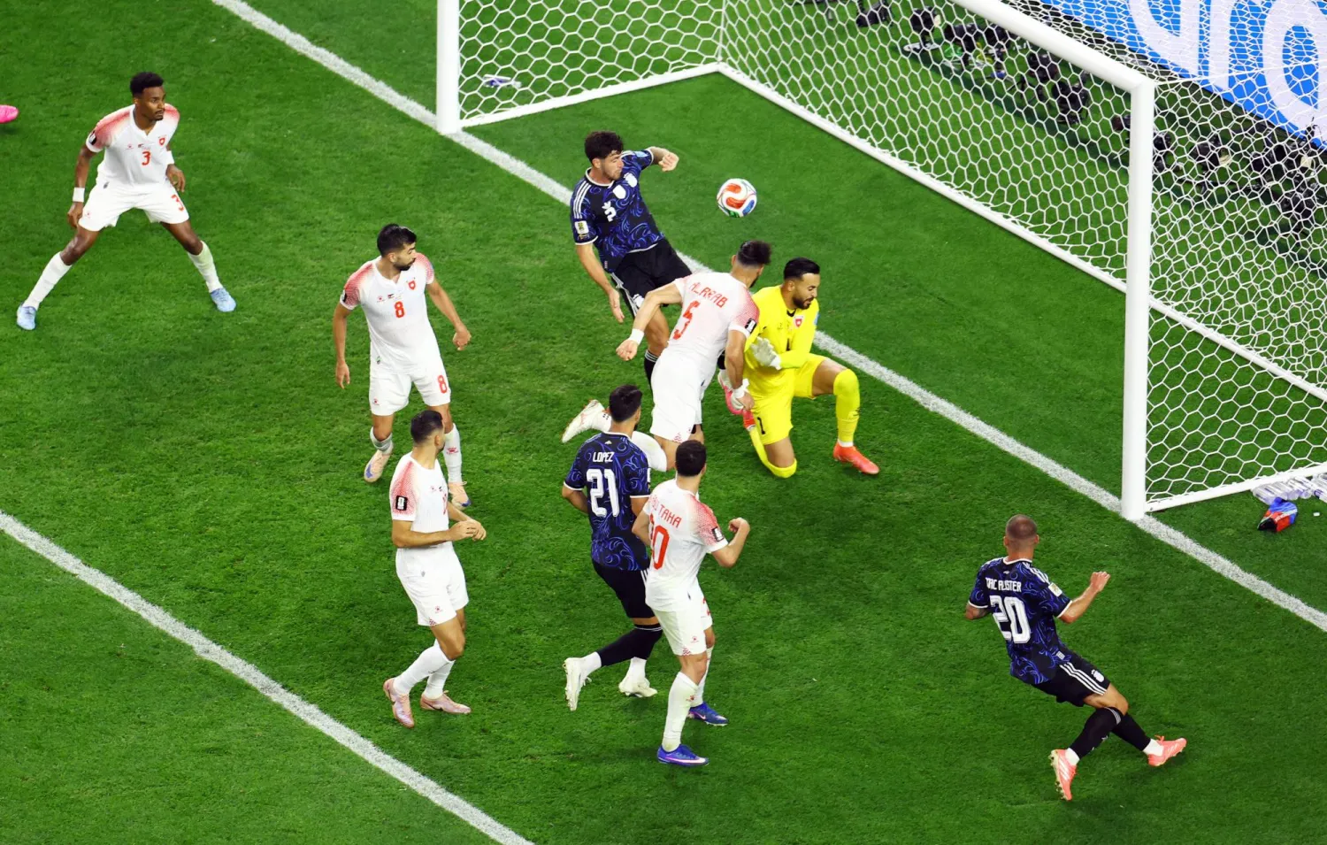 حارس مرمى الأردن يزيد أبو ليلى يتصدى لكرة من اللاعب الأرجنتيني ماركوس سينيسي (رويترز) 