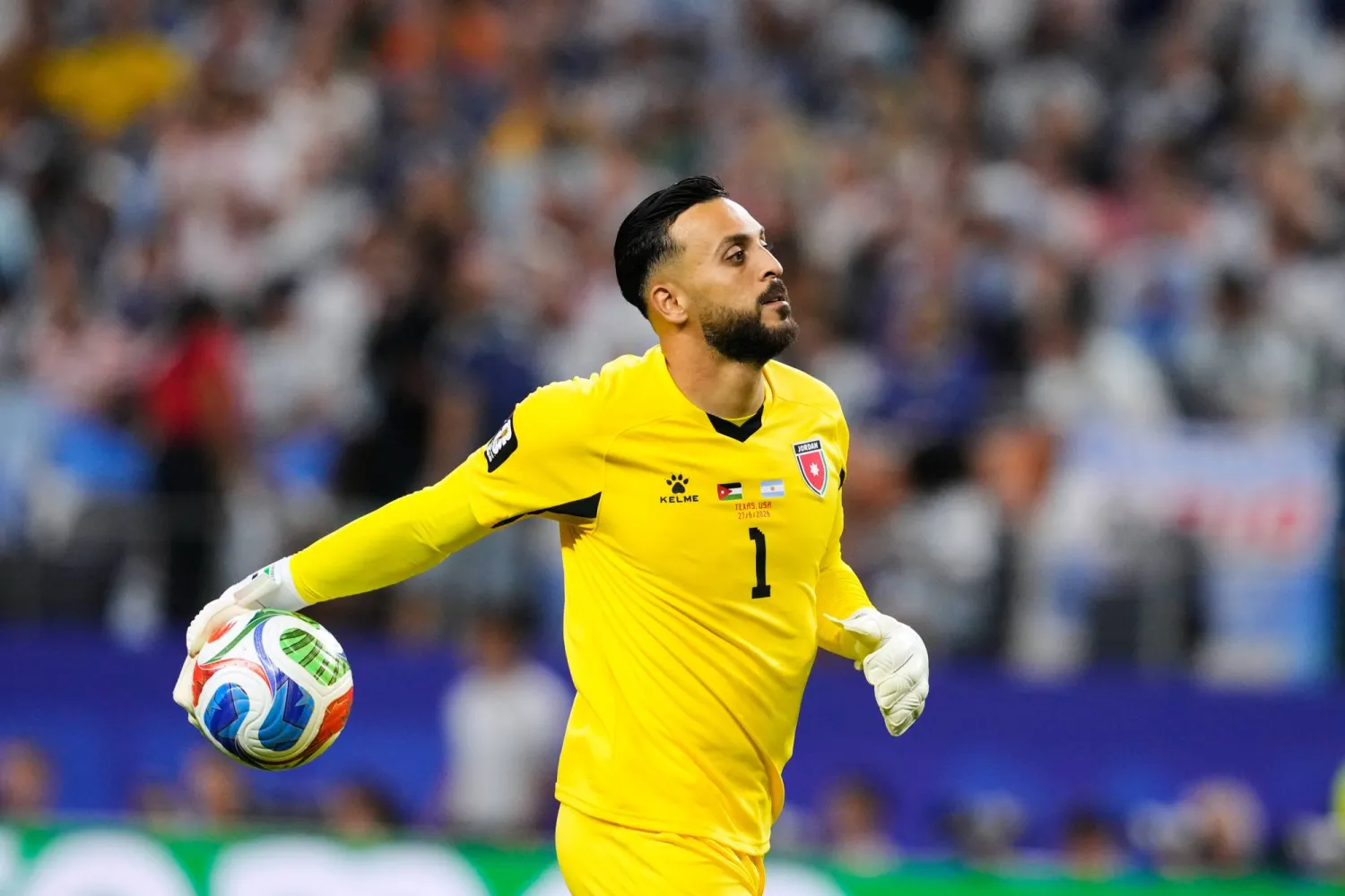 حاول يزيد أبو ليلى حارس مرمى منتخب الأردن الحفاظ على شباكه لكن هجوم الأرجنتين كان في الموعد (أ.ب) 