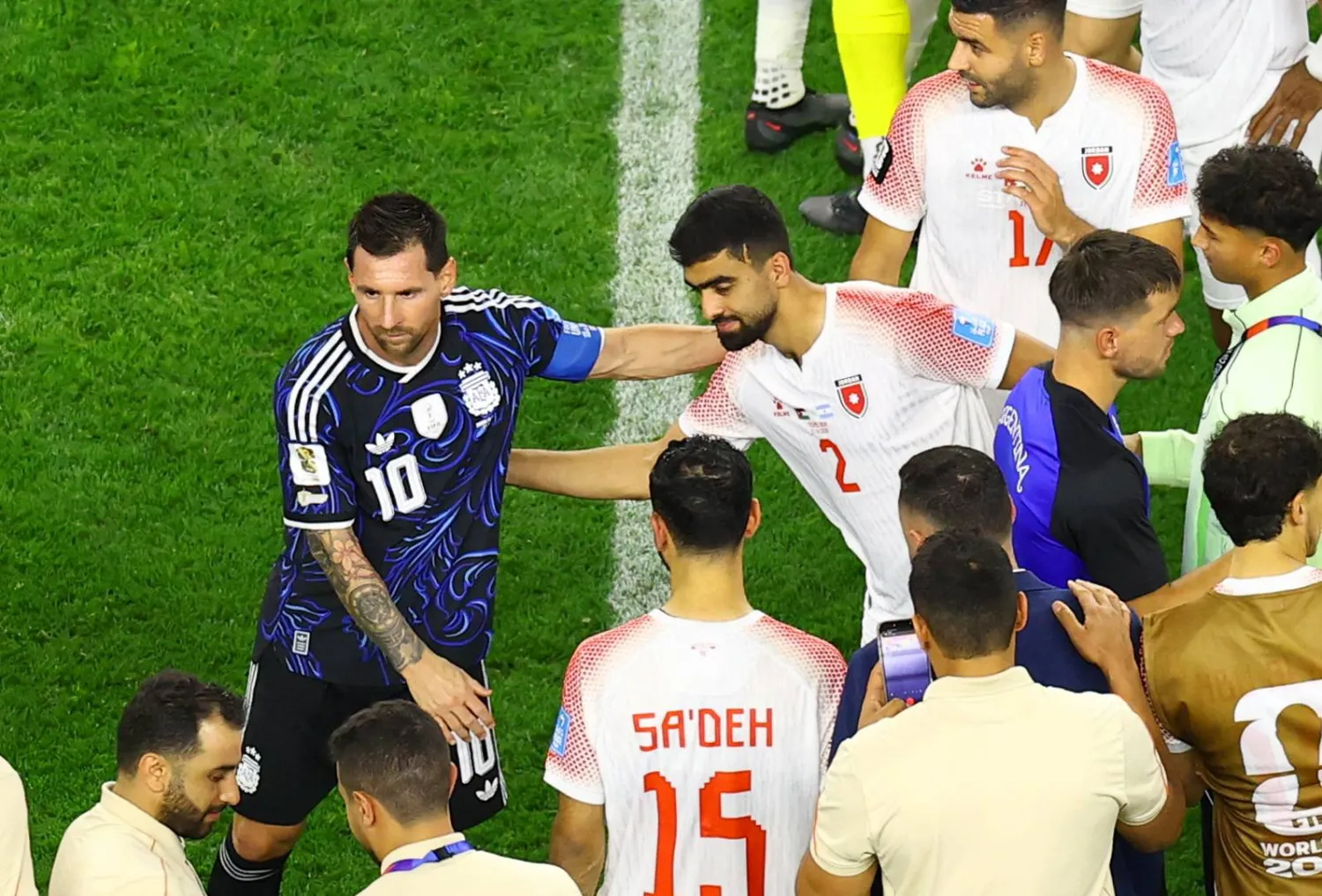 محمد أبو حشيش لاعب منتخب الأردن مع ميسي بعد نهاية اللقاء (رويترز) 