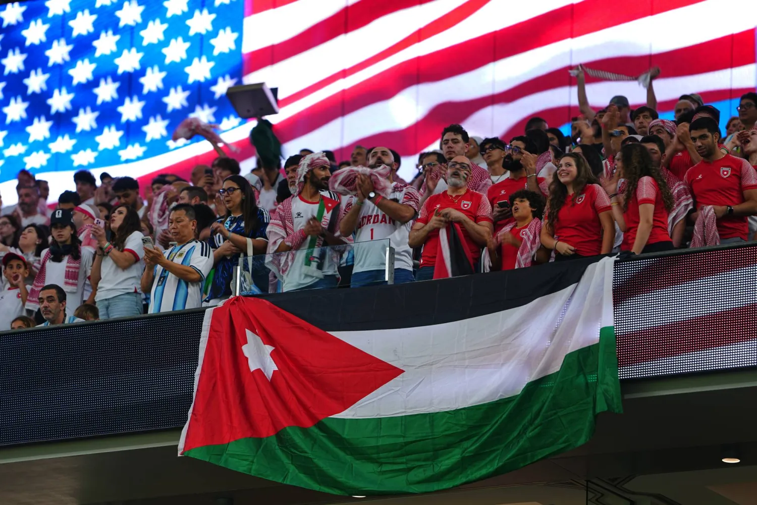 جماهير الأردن في ملعب اللقاء (أ.ب) 