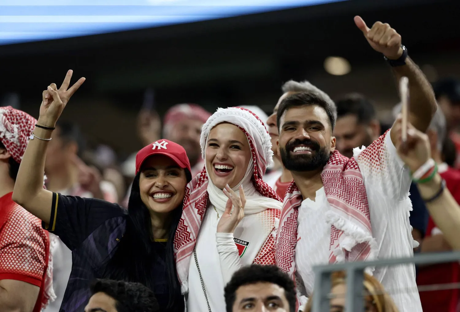 بالشماغ الأردني تساند الجماهير منتخب بلادها في المدرجات (أ.ف.ب) 