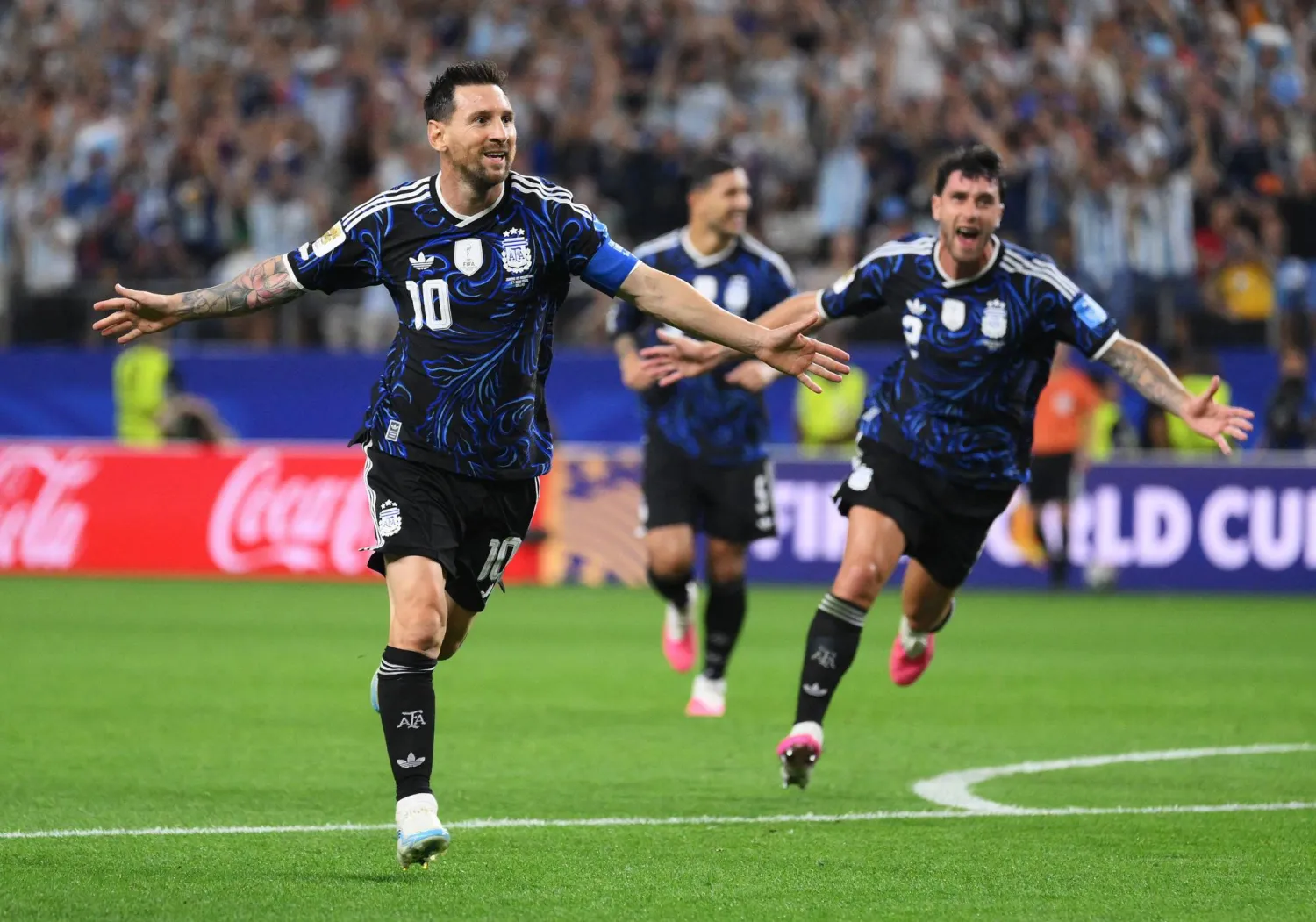 ليونيل ميسي أصبح أول لاعب في تاريخ كأس العالم يسجل في 7 مباريات متتالية شارك بها (أ.ف.ب) 