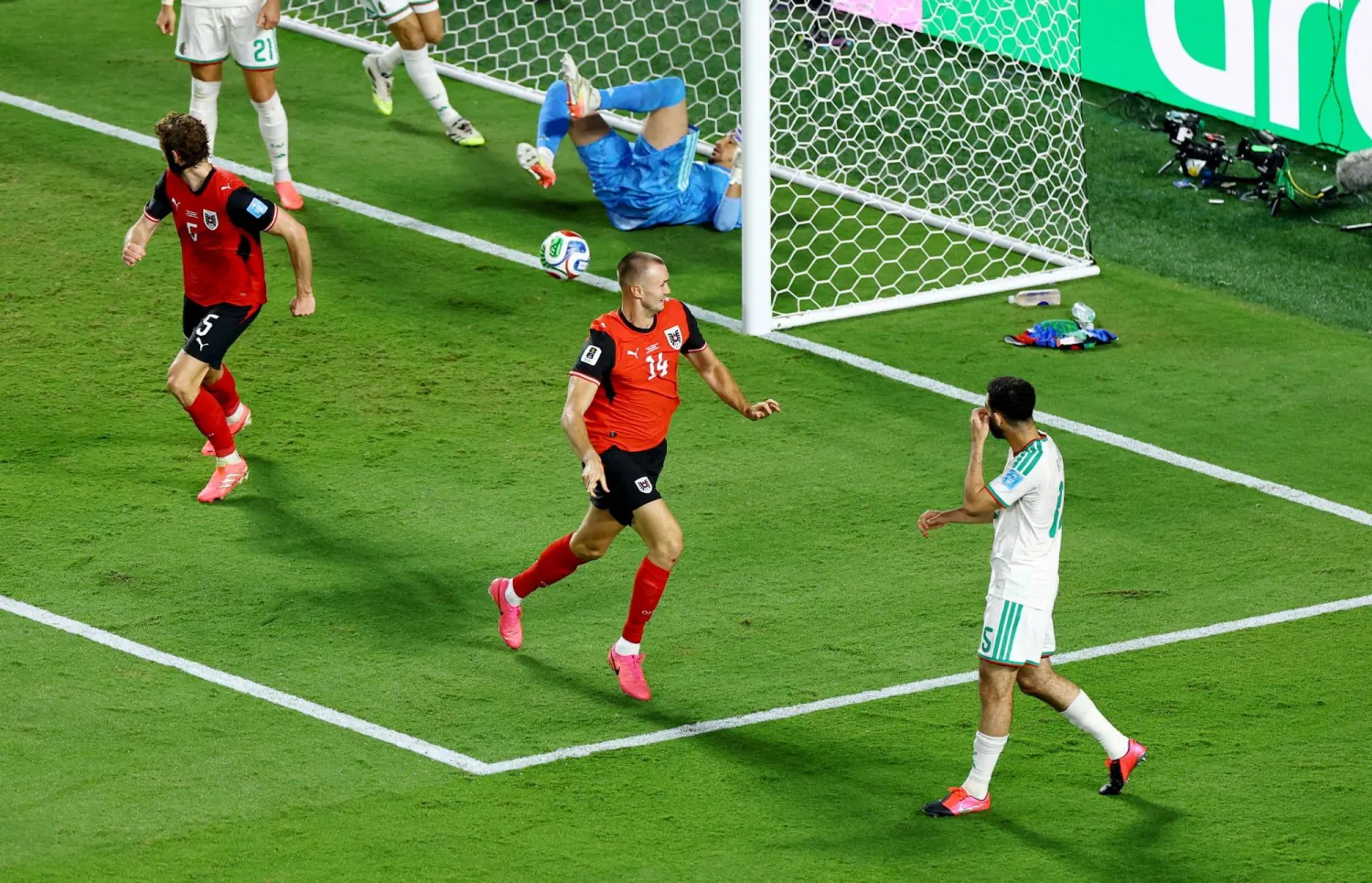 ساشا لاعب المنتخب النمساوي يحتفل بتسجيل الهدف الثالث لفريقه (رويترز)