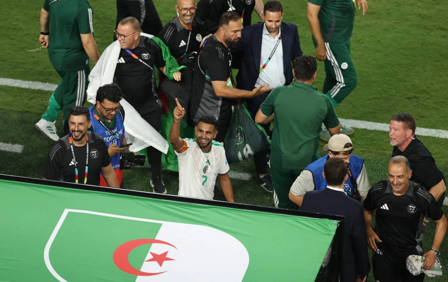 رياض محرز لاعب المنتخب الجزائري يحيي الجماهير (أ.ف.ب)