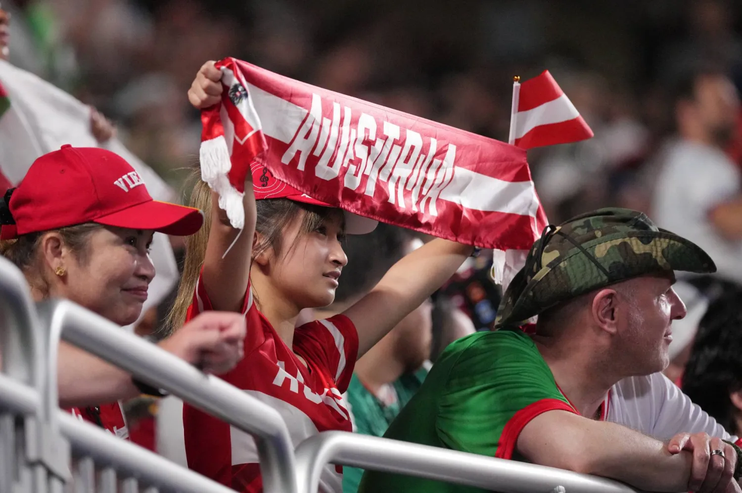 مشجعة نمساوية تساند منتخب بلادها (رويترز)