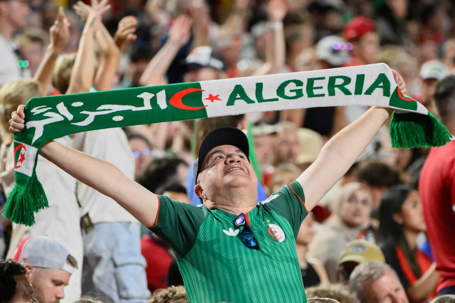 مشجع جزائري يرفع علم بلاده عالياً (أ.ب)