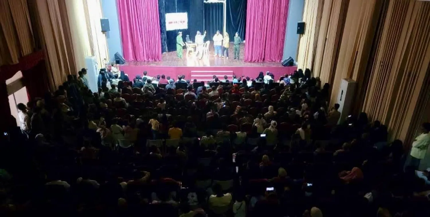 حضور جماهيري خلال أول أيام العرض على «مسرح رائد طه» في عدن (إعلام محلي)