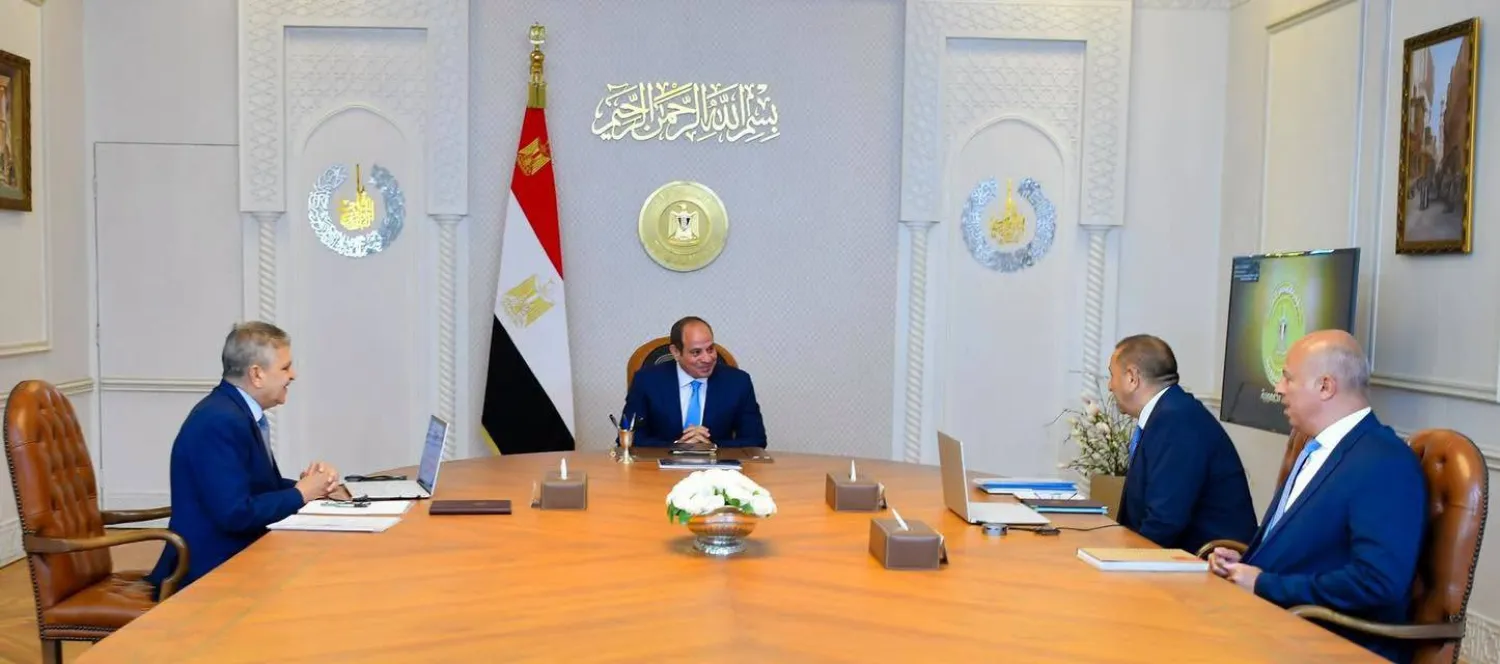 الرئيس المصري عبد الفتاح السيسي يلتقي رئيس هيئة قناة السويس الفريق أسامة ربيع الأحد (الرئاسة) 