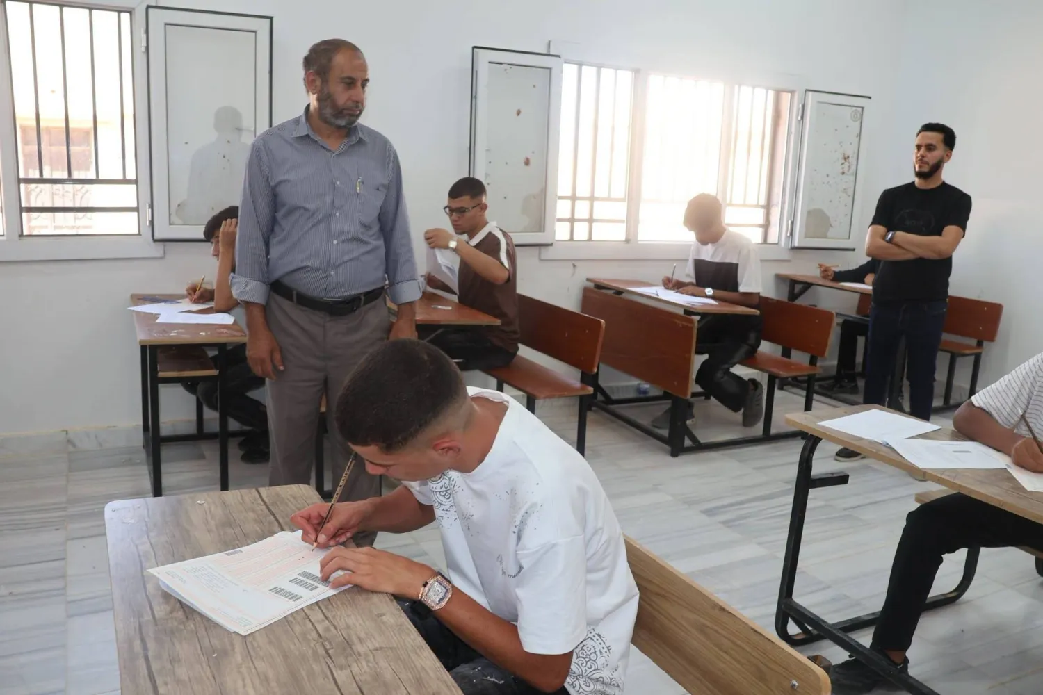 طلاب يؤدون امتحان الثانوية العامة في مدينة الزاوية غرب ليبيا الأحد (مراقبة التربية والتعليم ببلدية الزاوية)