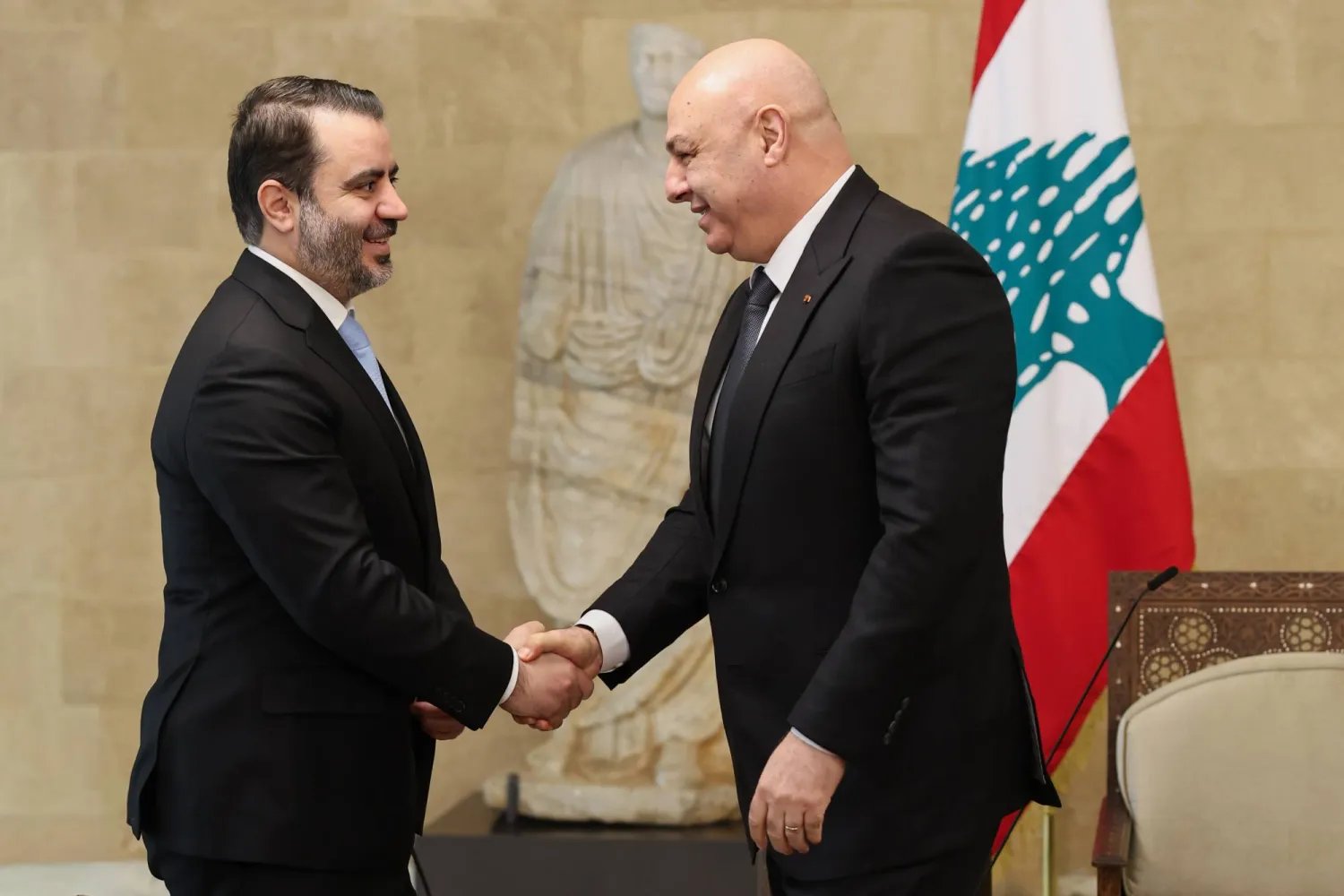 الرئيس اللبناني جوزيف عون يستقبل وزير الخارجية السوري أسعد الشيباني - 10 أكتوبر 2025 (أ.ب)