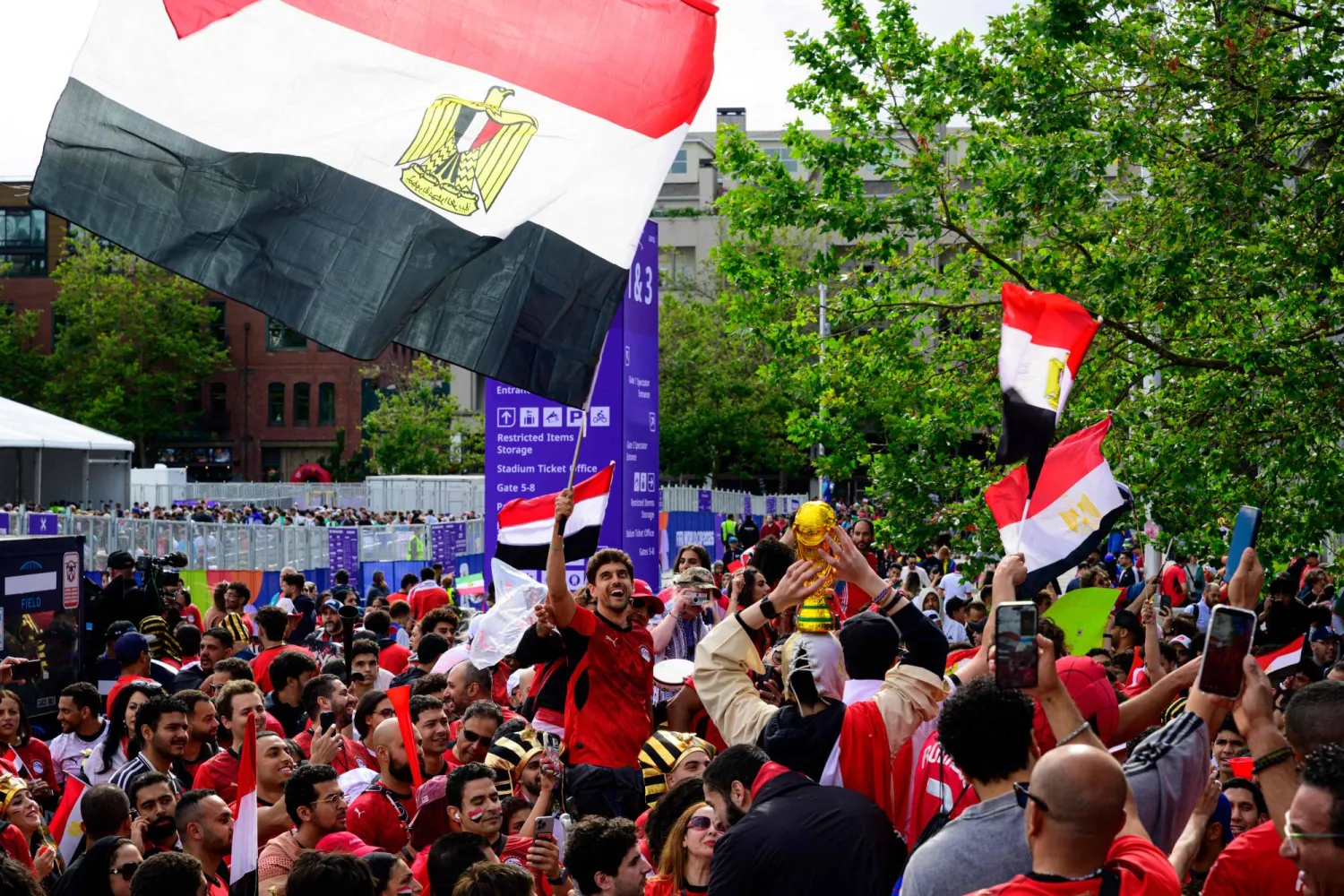 الجماهير المصرية احتفلت في سياتل بتأهل الفراعنة لدور الـ32 (أ.ف.ب)