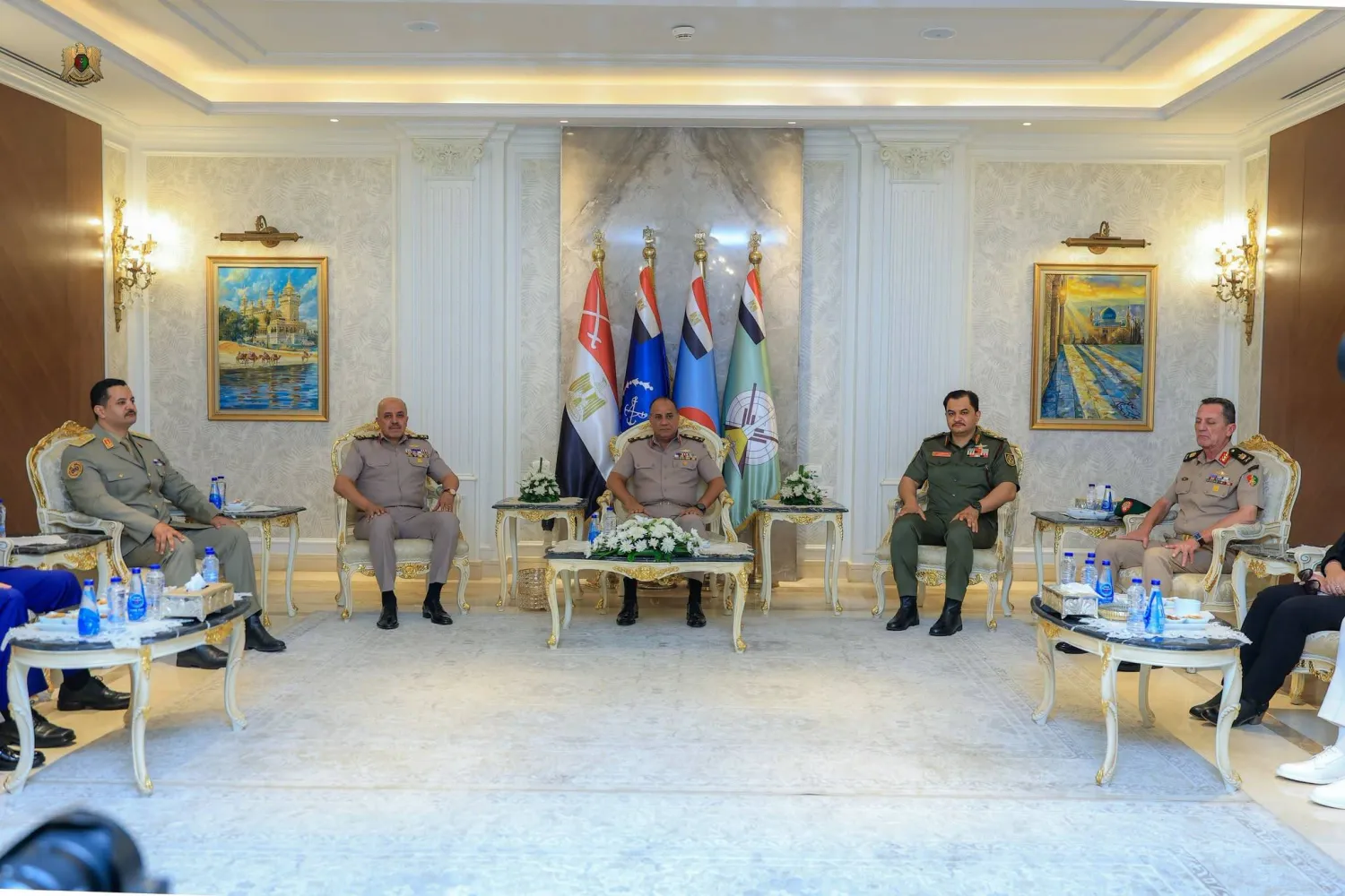 وزير الدفاع المصري الفريق أشرف زاهر ورئيس الأركان الفريق أحمد خليفة يتوسطان صدام وخالد حفتر (المتحدث الرسمي العسكري المصري)