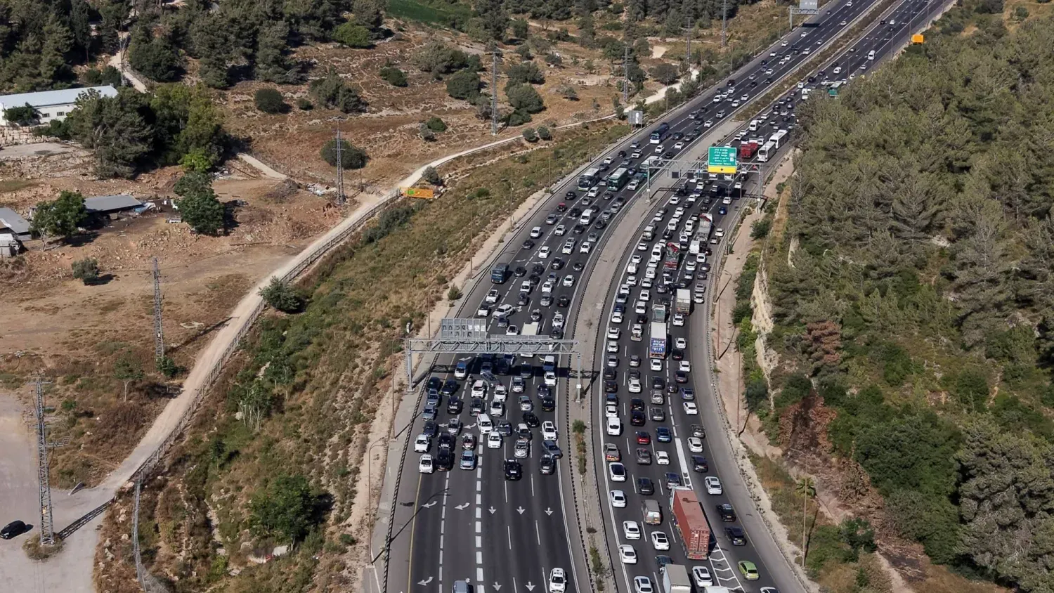 Kudüs-Tel Aviv yolu üzerinde seyreden bir araç konvoyunun havadan çekilmiş görüntüsü (Reuters)
