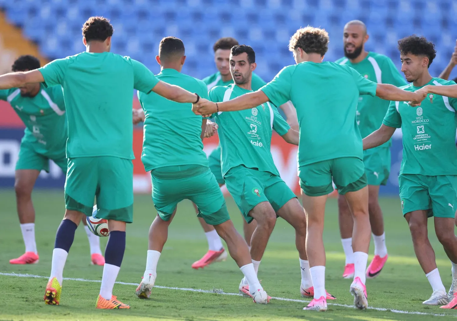 لاعبو المغرب خلال التحضيرات لموقعة هولندا (أ.ف.ب)
