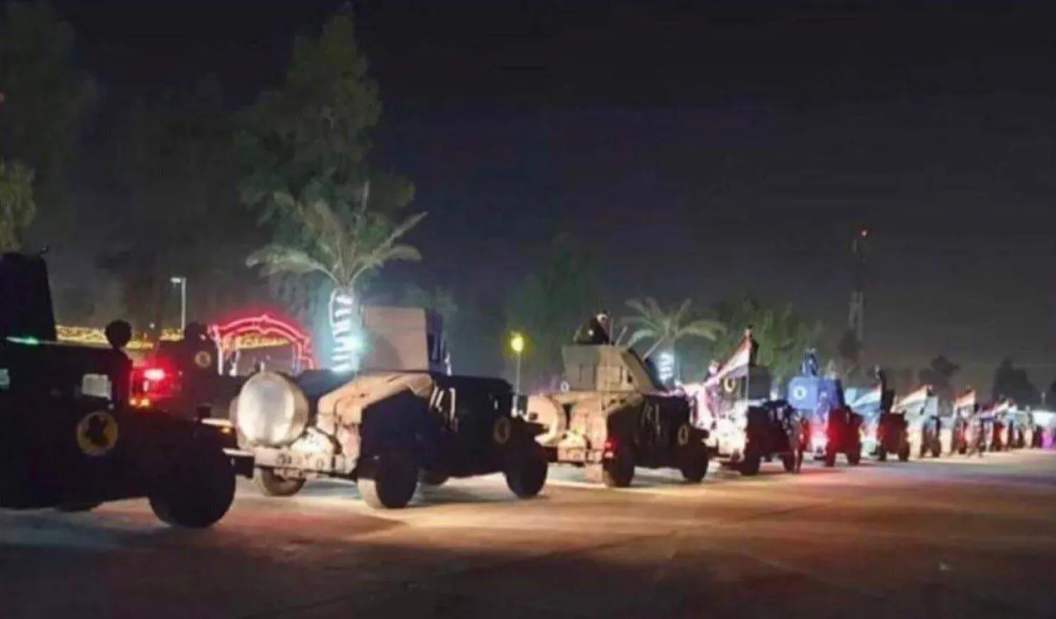Geniş çapta yayılan bir görüntüde, 28 Haziran 2026'da şafak vakti Yeşil Bölge'nin girişlerinden birinde Irak Humvee araçları