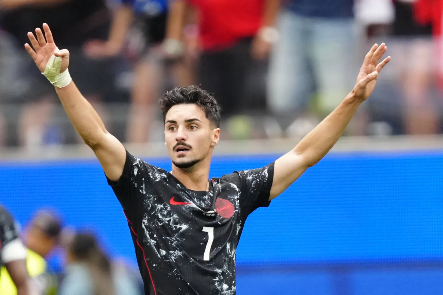 ستيفن أوستاكيو لاعب وسط منتخب كندا  (د.ب.أ)