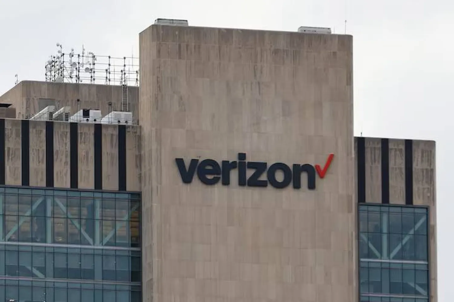 The Verizon logo is seen on the 375 Pearl Street building in Manhattan, New York City, US, November 22, 2021. REUTERS/Andrew Kelly
