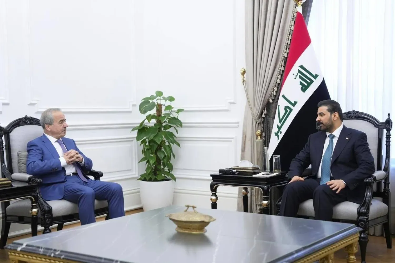 (foto altı) Irak Başbakanı Ali ez-Zeydi dün Bağdat’ta Şarku’l Avsat Genel Yayın Yönetmeni Gassan Şerbil’e verdiği röportaj sırasında