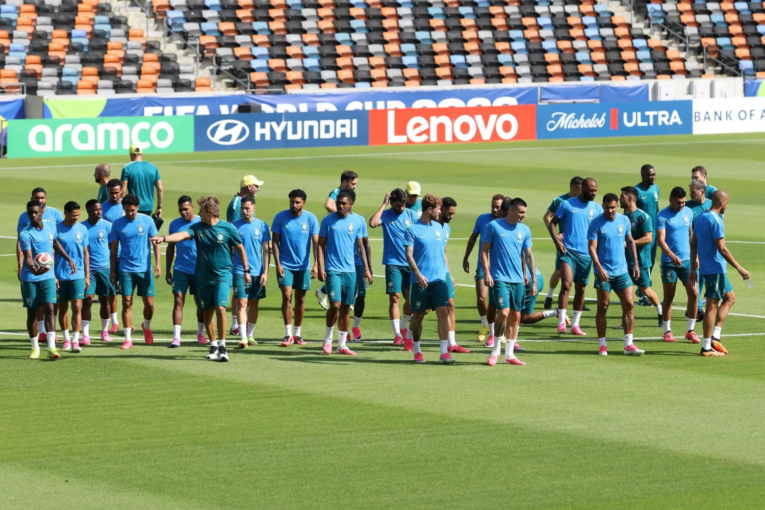 يحل المنتخب البرازيلي ضيفاً على نظيره الأسترالي (أ.ف.ب)