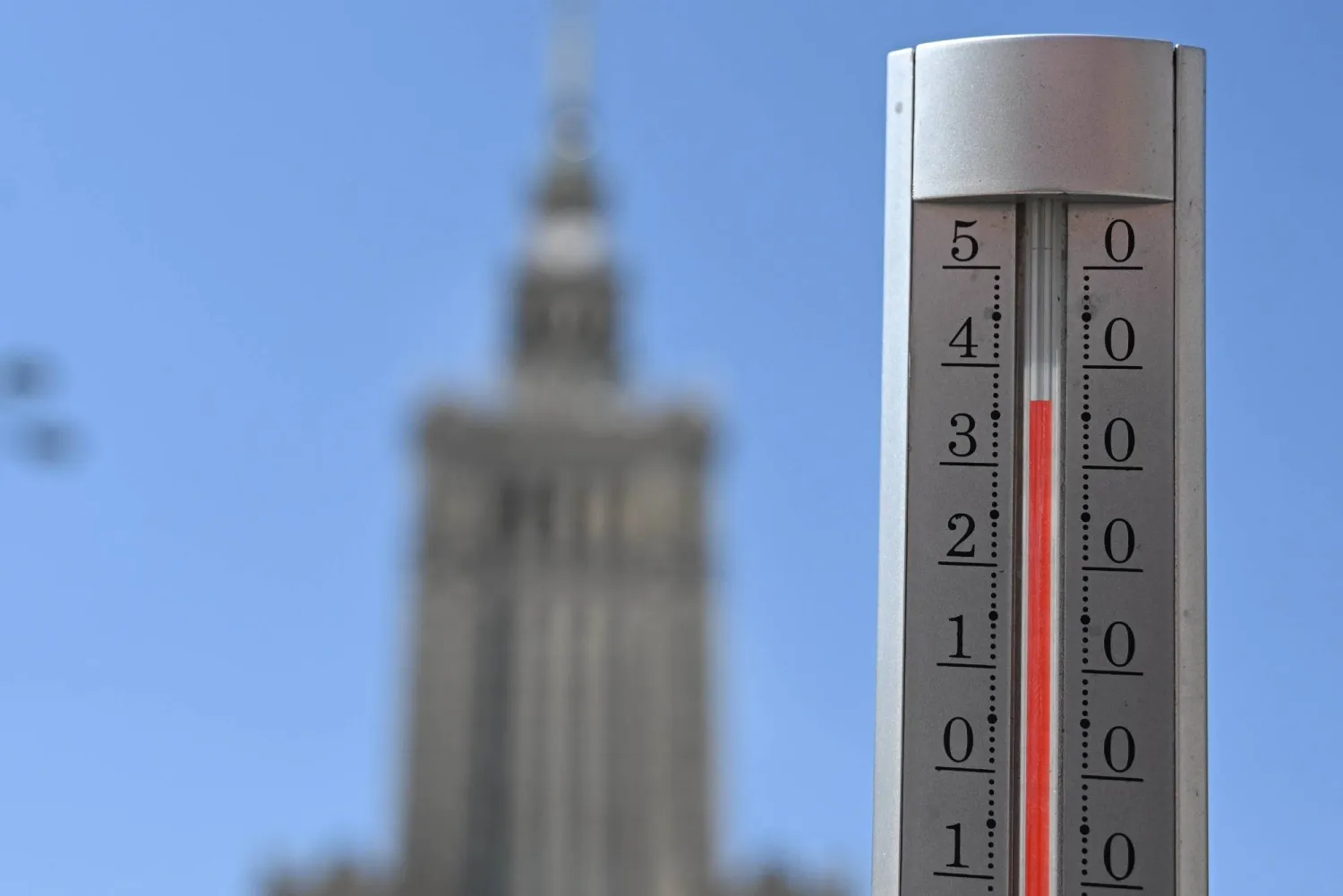 The thermometer reads 36 degrees Celsius in the center of Warsaw, Poland, 27 June 2026. EPA/Radek Pietruszka POLAND OUT
