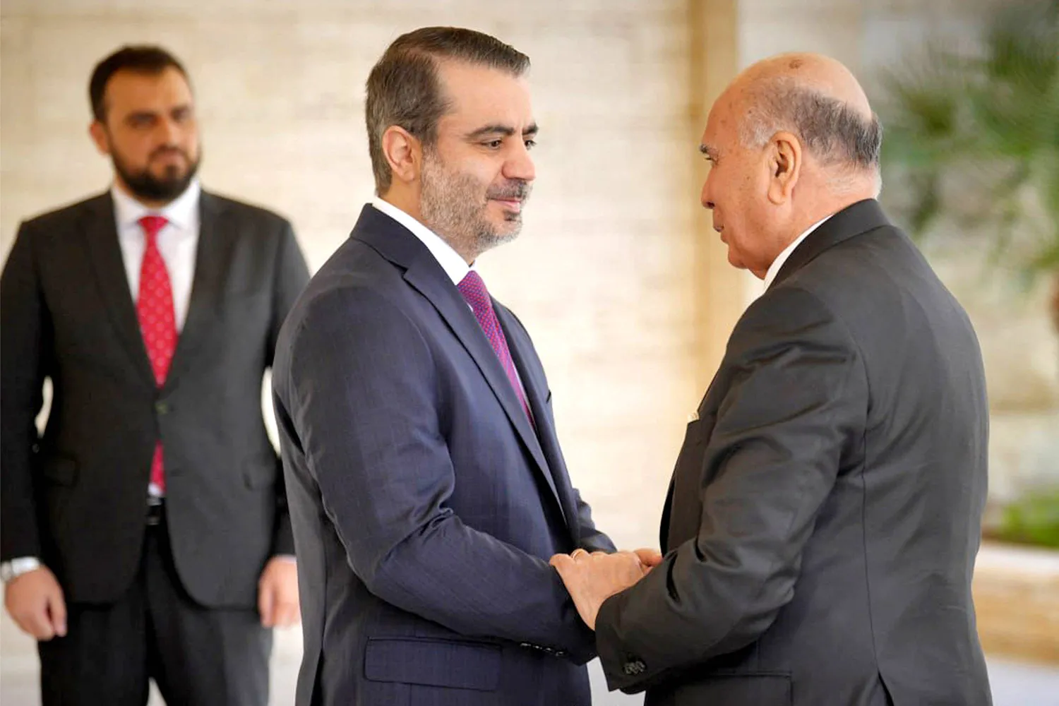 وزير الخارجية العراقي يزور دمشق للمرة الأولى منذ إطاحة الأسد