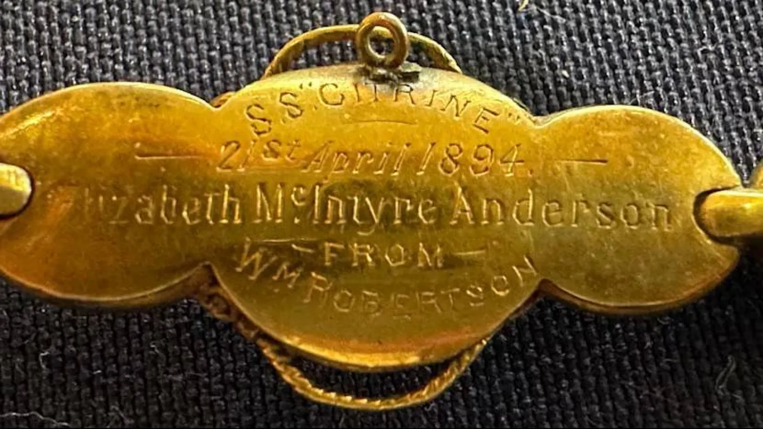 يحتوي «البروش» على عبارة إهداء بتاريخ 21 أبريل 1894 (أ.ب)