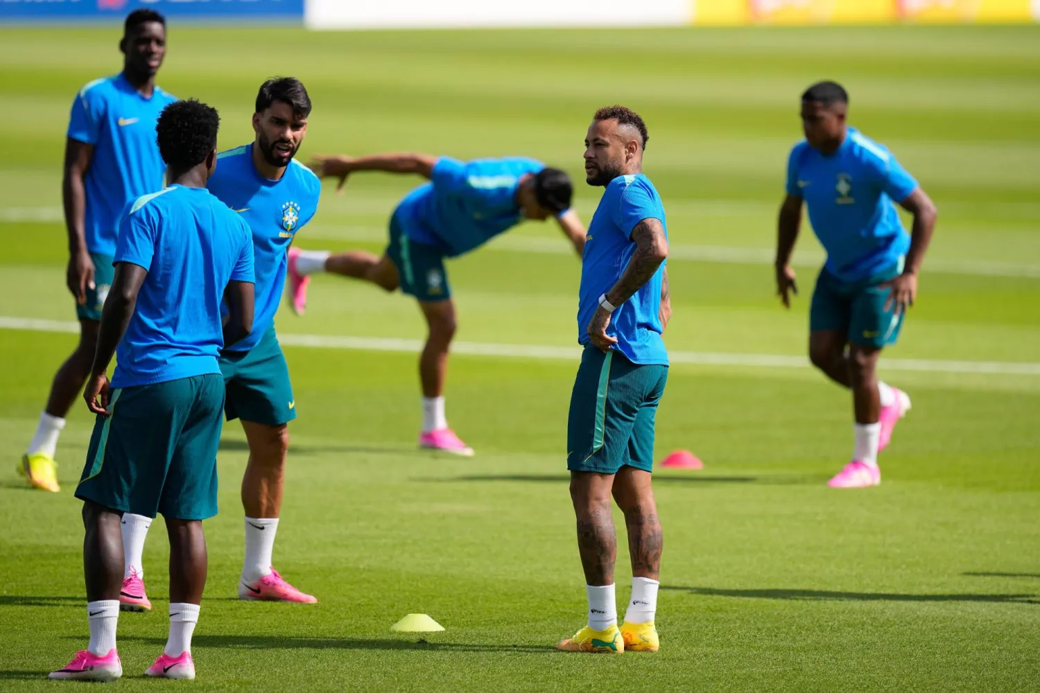 تتجه الأنظار اليوم إلى مواجهة البرازيل واليابان في دور الـ32 من كأس العالم 2026 (أ.ب)