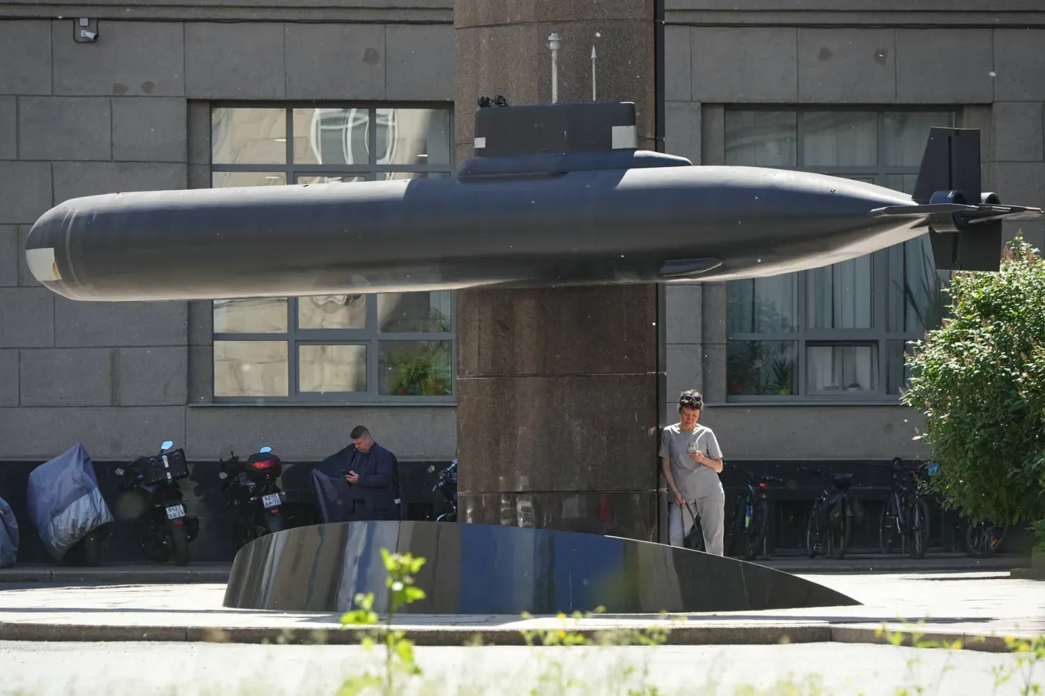 Rusya'nın St. Petersburg şehrinde anıt olarak dikilen bir Rus nükleer denizaltısının maketi (AP)