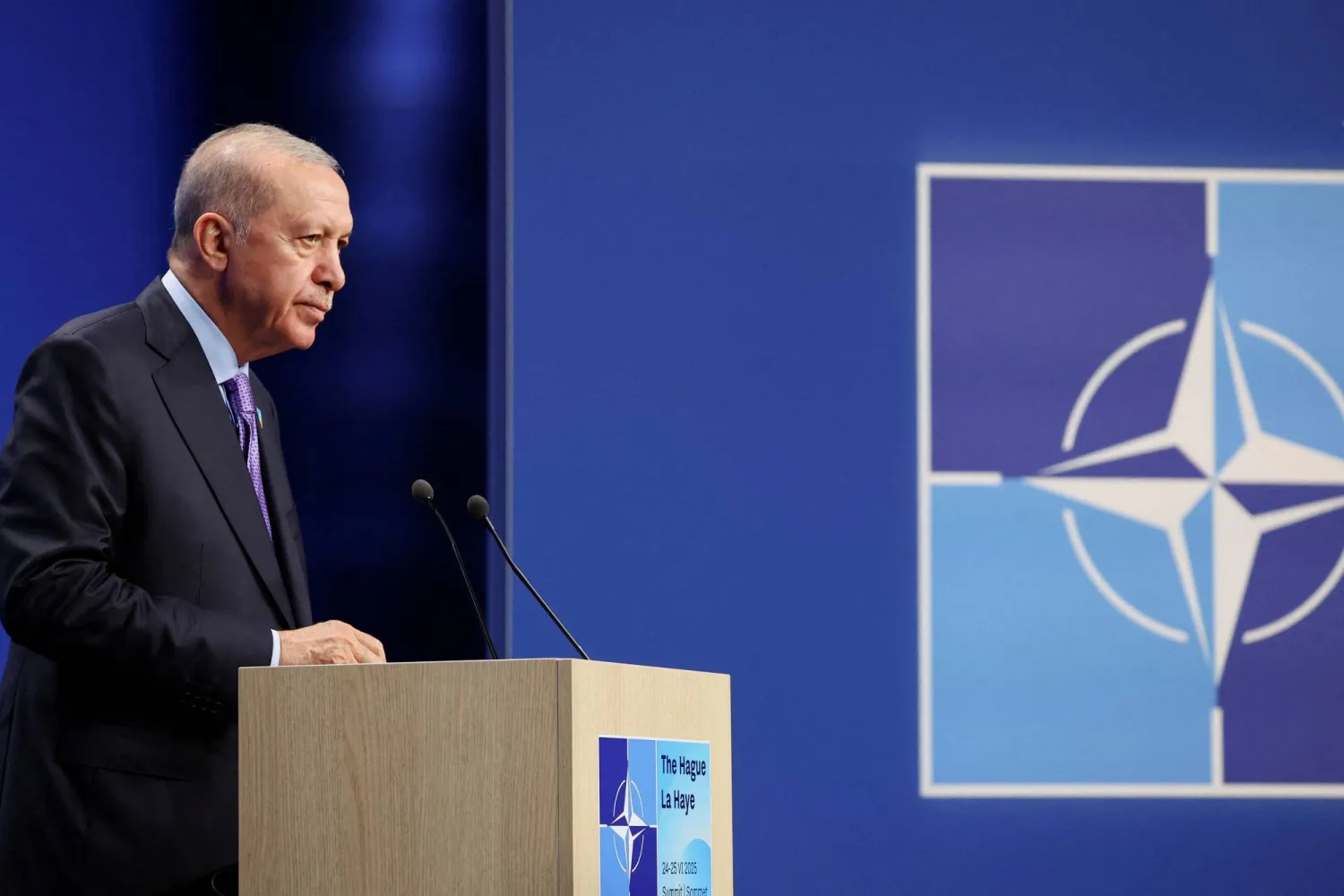 الرئيس التركي رجب طيب إردوغان يتحدث خلال مؤتمر صحافي في قمة حلف شمال الأطلسي (ناتو) في لاهاي بهولندا 25 يونيو 2025 (رويترز)