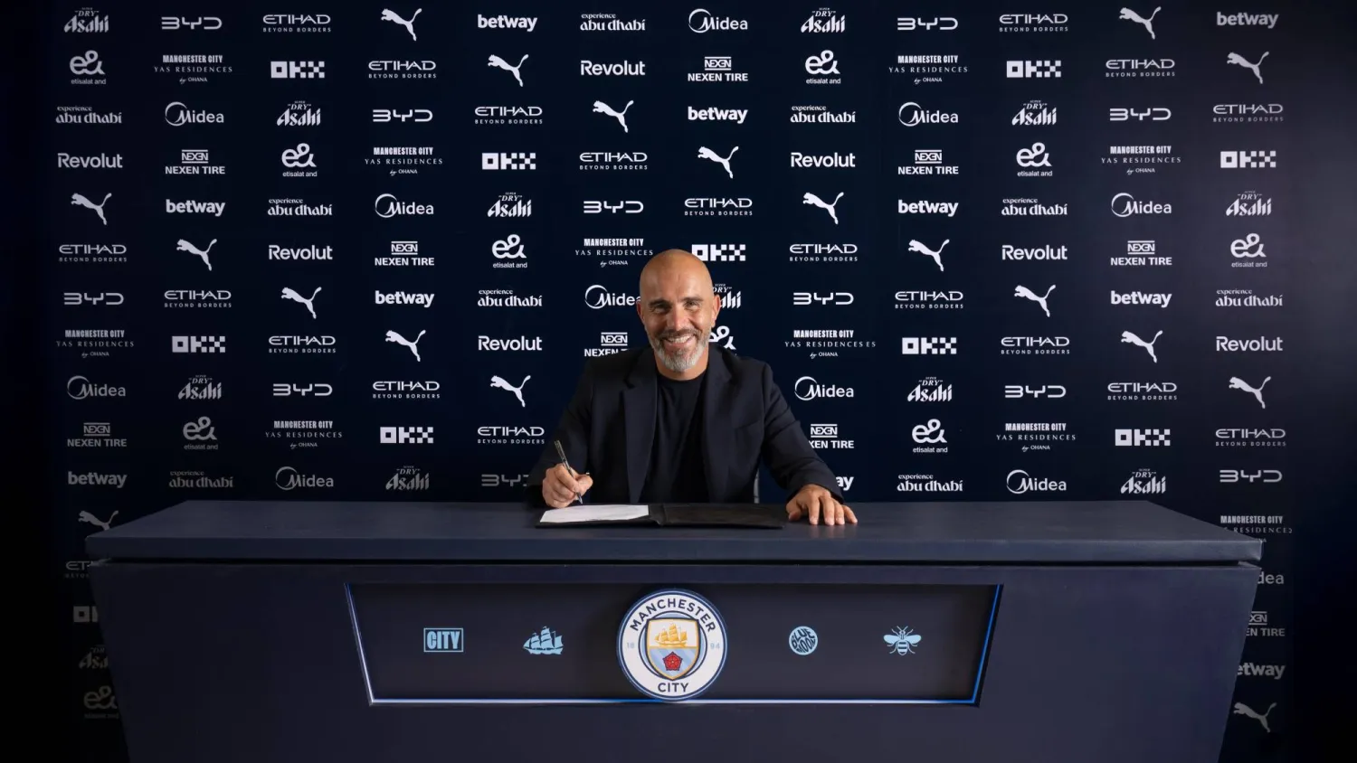ووقّع ماريسكا عقدا لمدة ثلاث سنوات سيبقيه في ملعب الاتحاد حتى صيف عام 2029 (مانشستر سيتي)