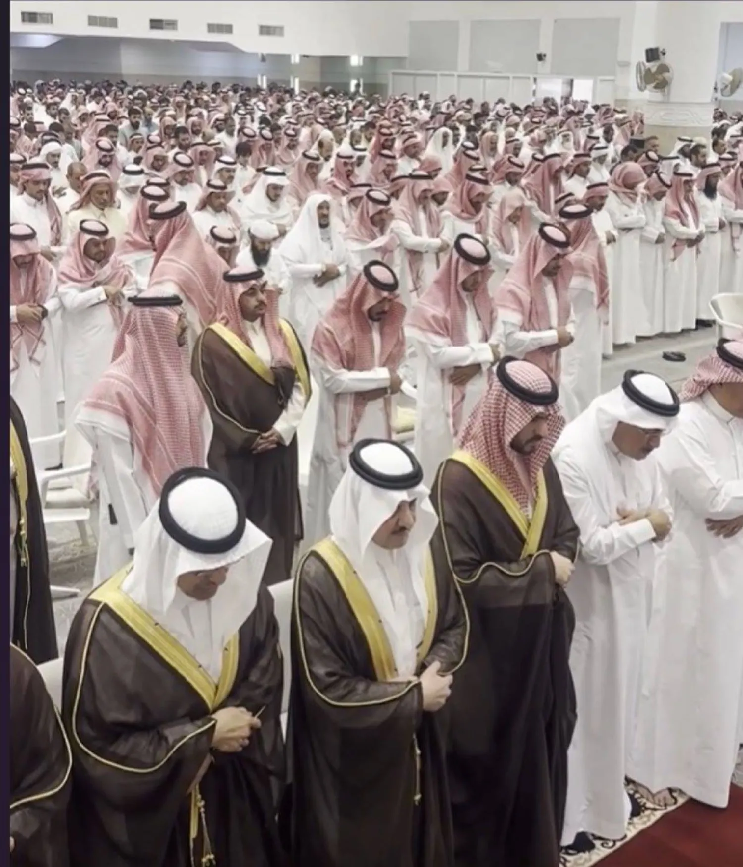 جانب من صلاة الجنازة بمسجد الفرقان في الدمام بعد صلاة عصر الاثنين (الشرق الأوسط)