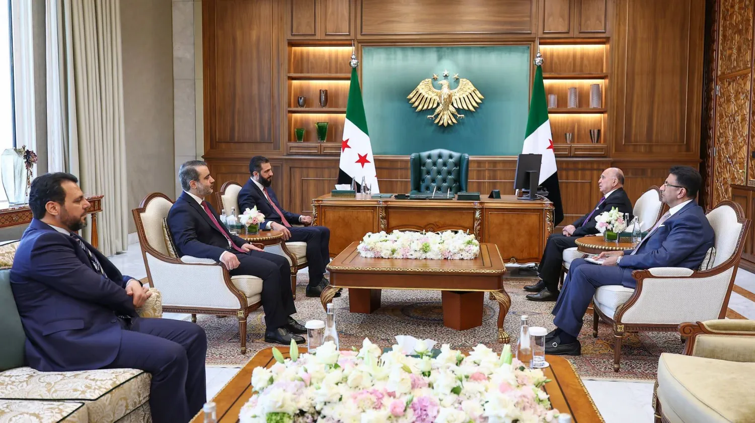 الرئيس أحمد الشرع استقبل في قصر الشعب بدمشق وزير الخارجية العراقي فؤاد حسين والوفد المرافق له بحضور وزير الخارجية السوري أسعد الشيباني اليوم الاثنين (الرئاسة السورية)