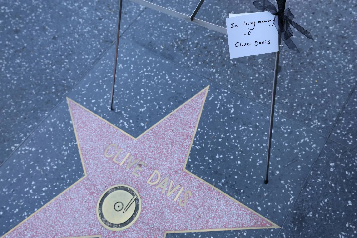 A note by the star of late record producer Clive Davis on the Hollywood Walk of Fame in Los Angeles, California, US, June 23, 2026. (Reuters)