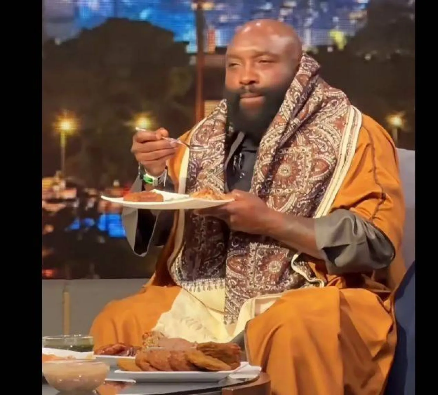 الشرطي الأميركي ارتدى الزي الشعبي في «ماسبيرو» (التلفزيون المصري)