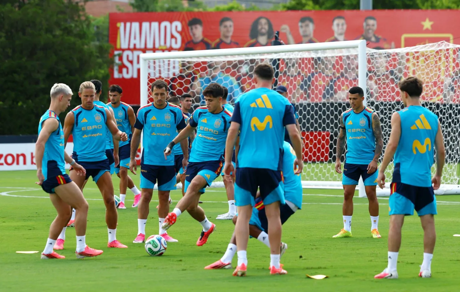 منتخب إسبانيا يتدرب استعداداً للنمسا وسط غيابات (رويترز)