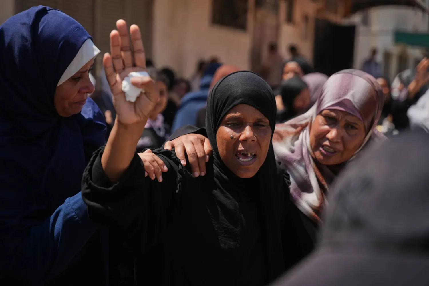 Ali İsbitan’ın cenazesinde ağlayan Filistinli kadınlar (AP)